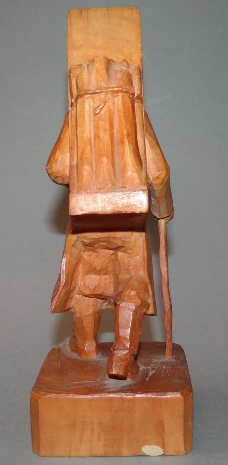 kl. Holzschnitzerei "alter Mann mit Kiepe", H-19 cm - Bild 3 aus 5