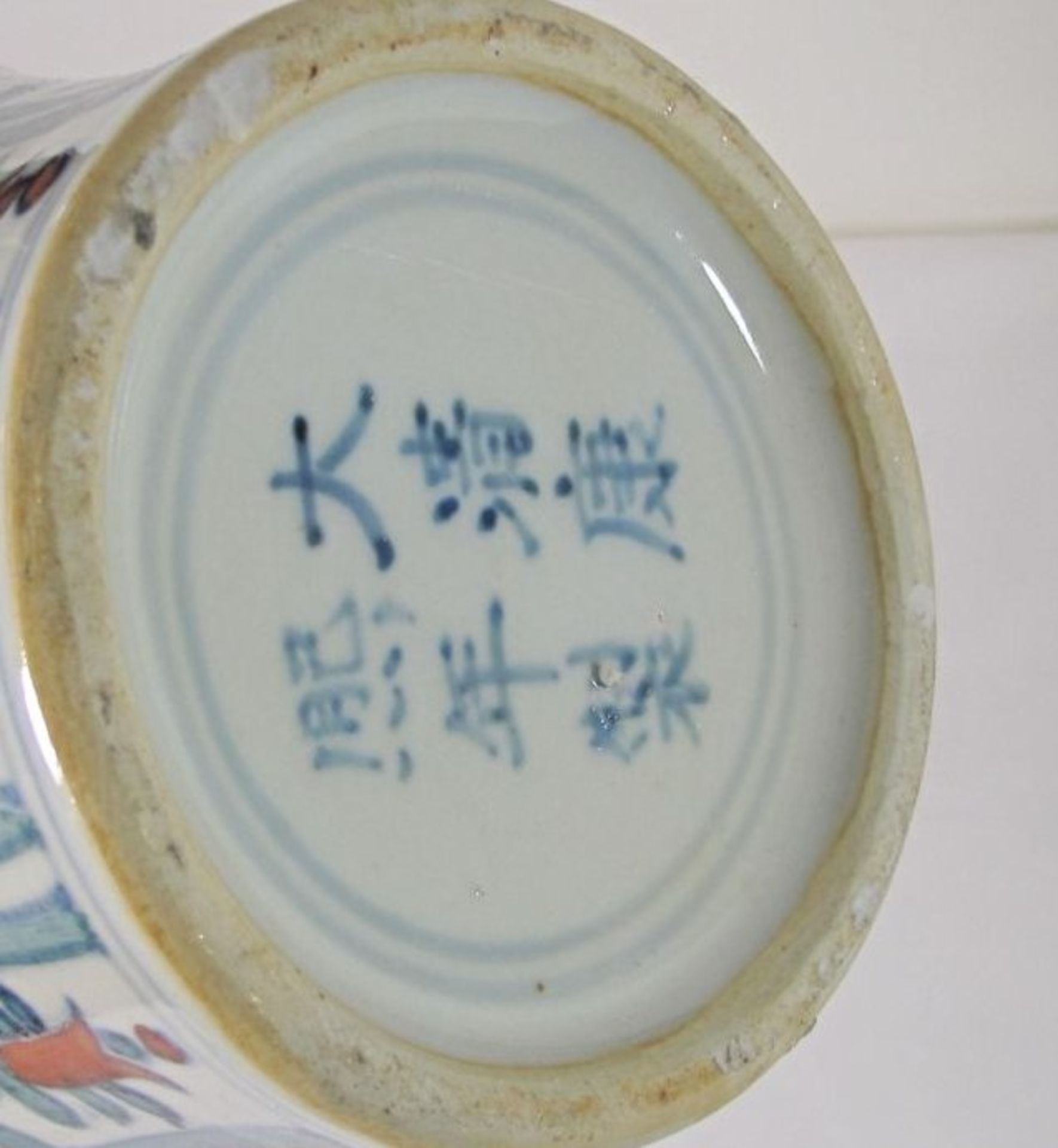 Paar Vasen, China, bemalt mit Personen und Landschaft, gemarkt, je H-19cm - Bild 3 aus 3