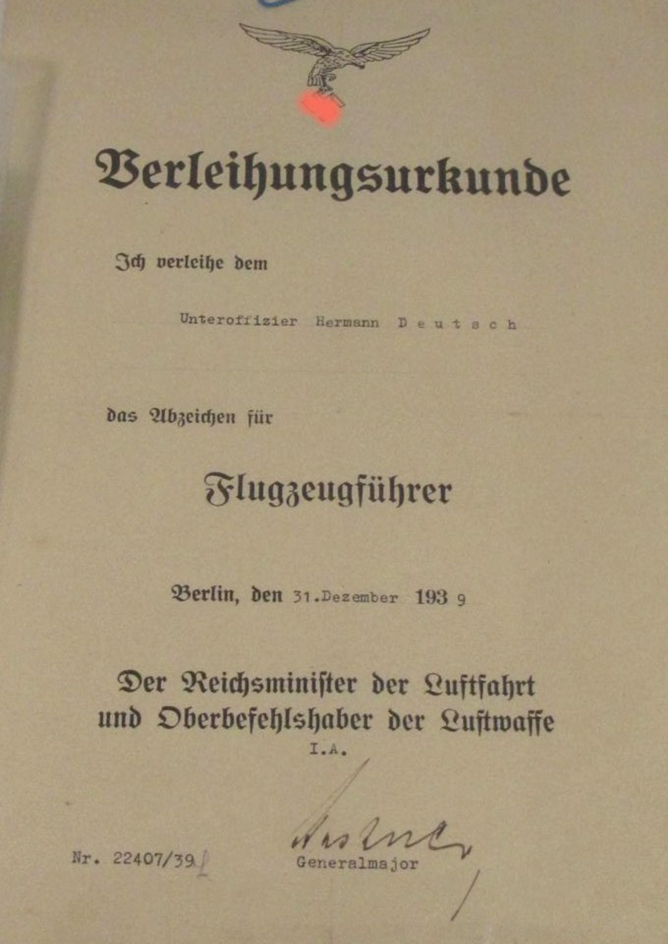Verleihungsurkunde "Flugzeug-Führer-Abzeichen", vom 31.12.1939 anbei Foto, ungelocht. - Bild 2 aus 2