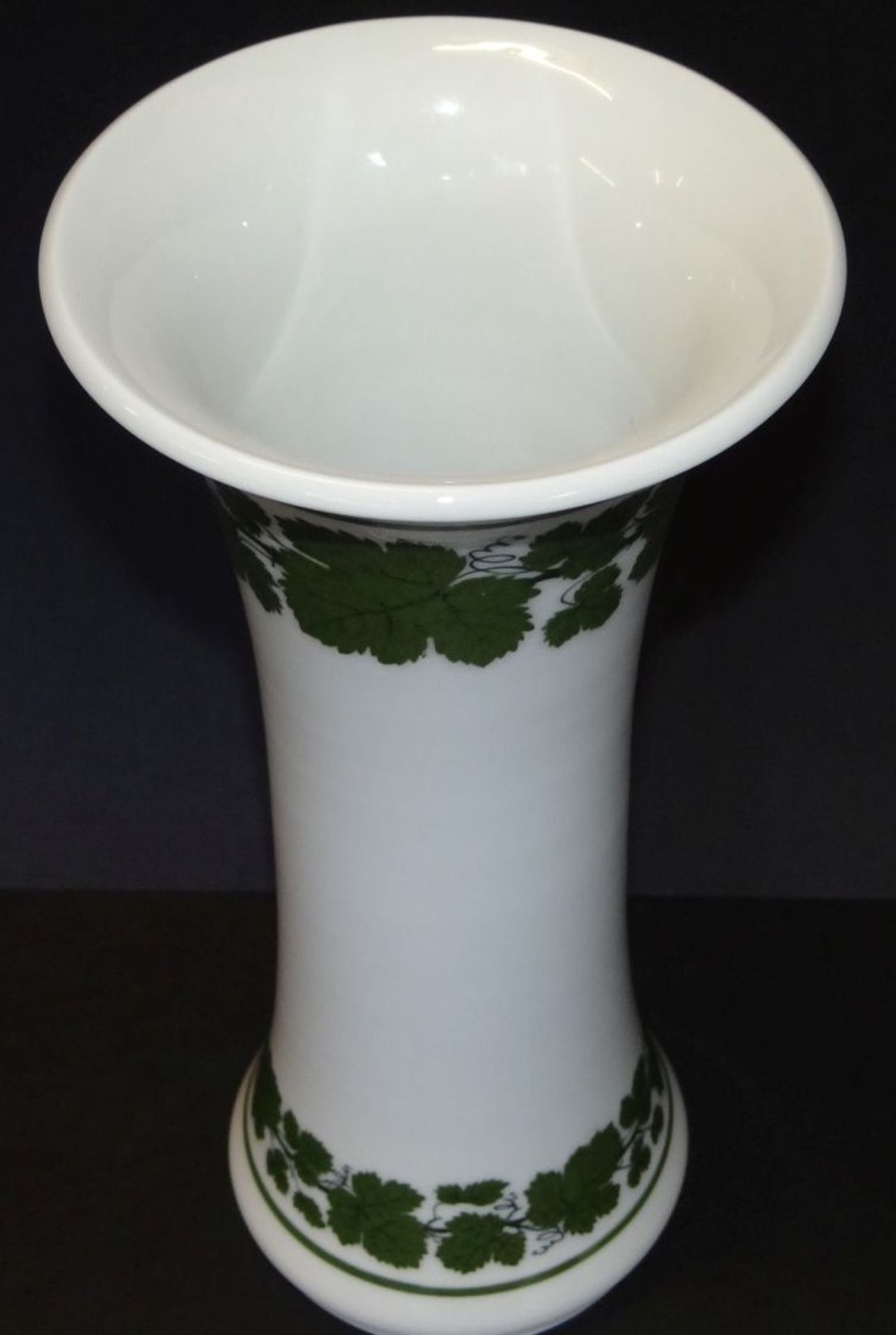 Vase "Meissen" Weinlabdekor, Schwertermarke, 1.Wahl, H-24 cm - Bild 2 aus 3