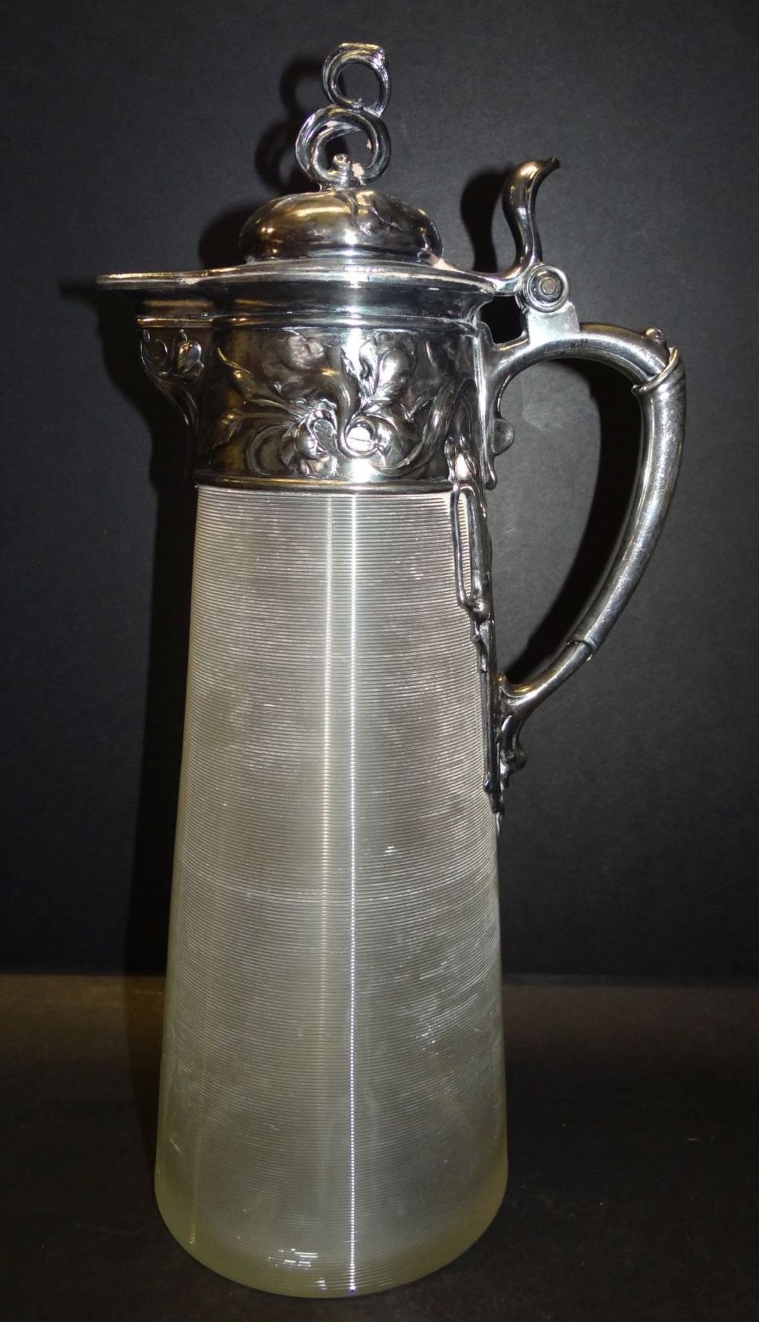 hoher Jugendstil-Weinkrug, geriffeltes Glas, versilb. Montur, H-32 cm