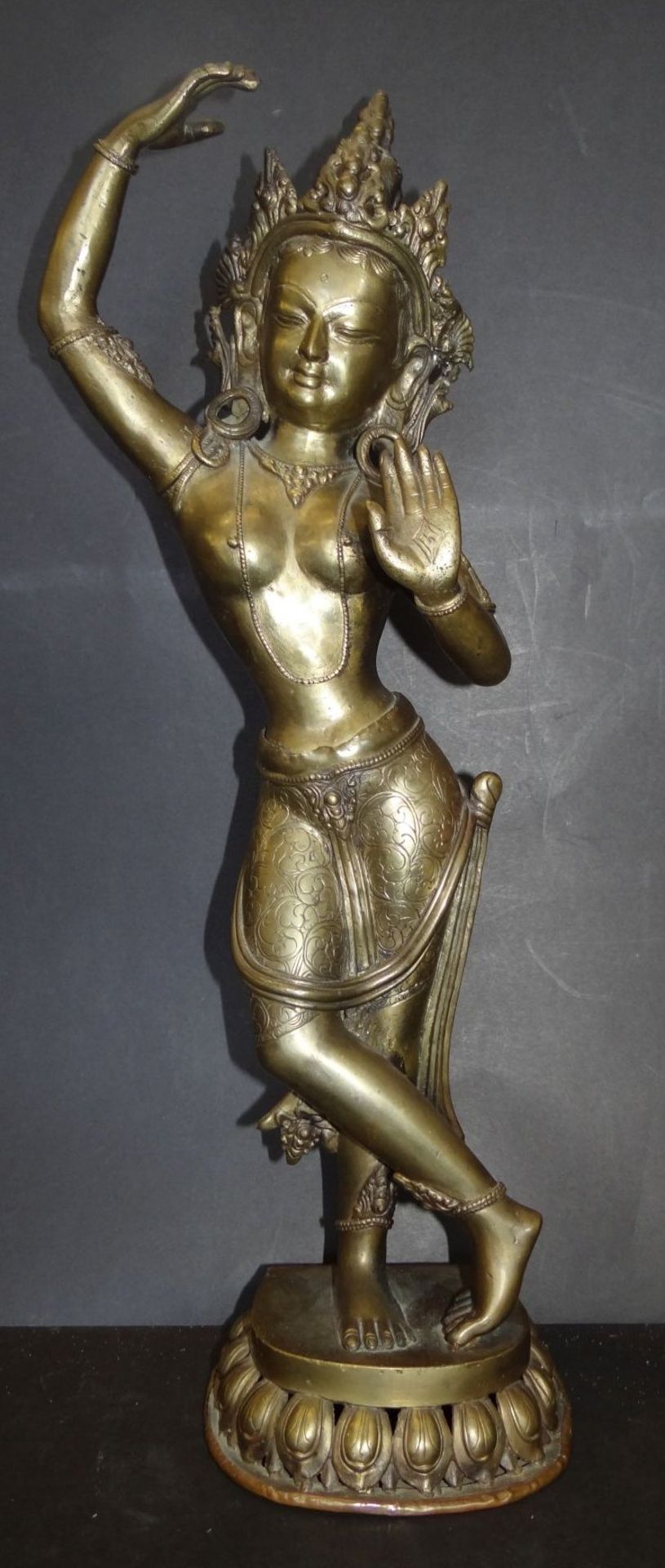 Bronze-Tempeltänzerin, wohl Thailand, H-52 cm, eine Spitze an Kopfschmuck fehl