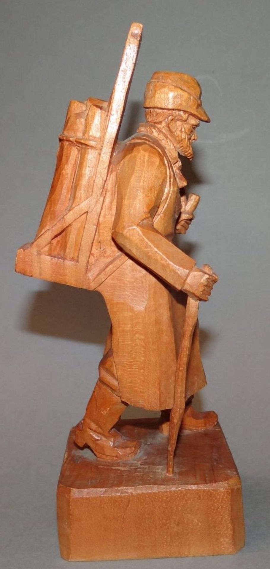kl. Holzschnitzerei "alter Mann mit Kiepe", H-19 cm - Bild 4 aus 5