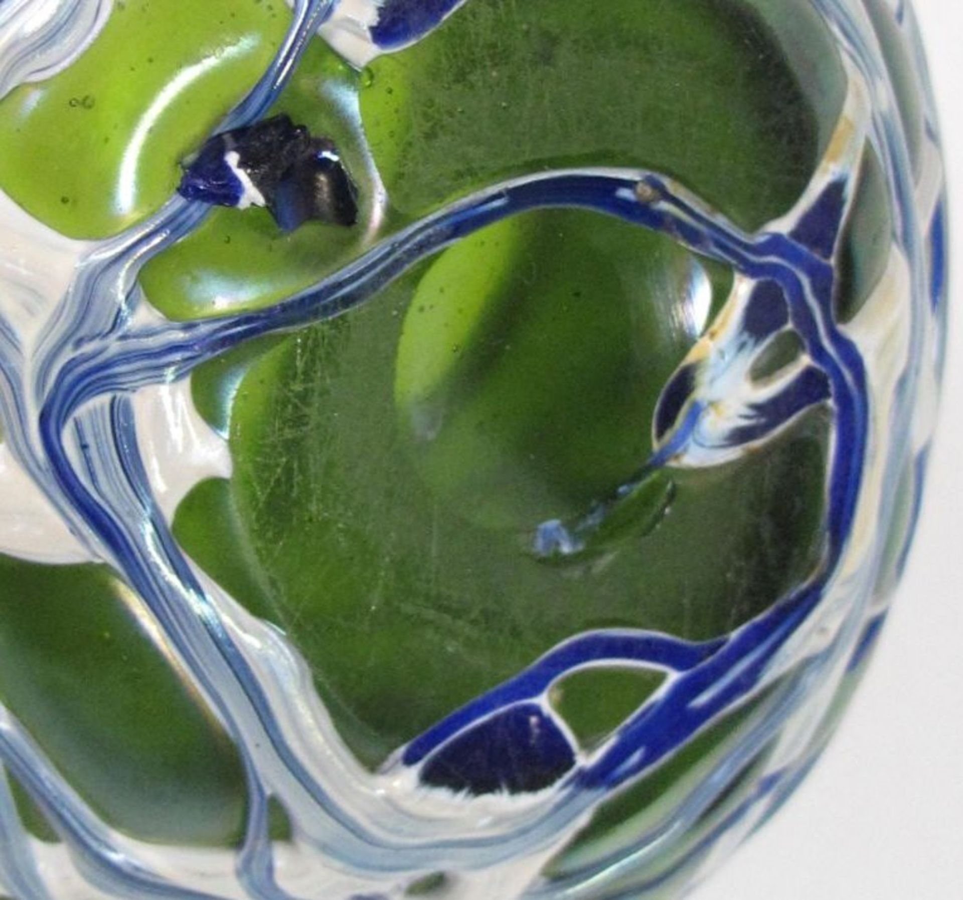 Kunstglasvase, wohl Plame u. König, um 1900, grünes Glas mit heller Fadenauflage, 4x bestossen, H- - Bild 3 aus 3