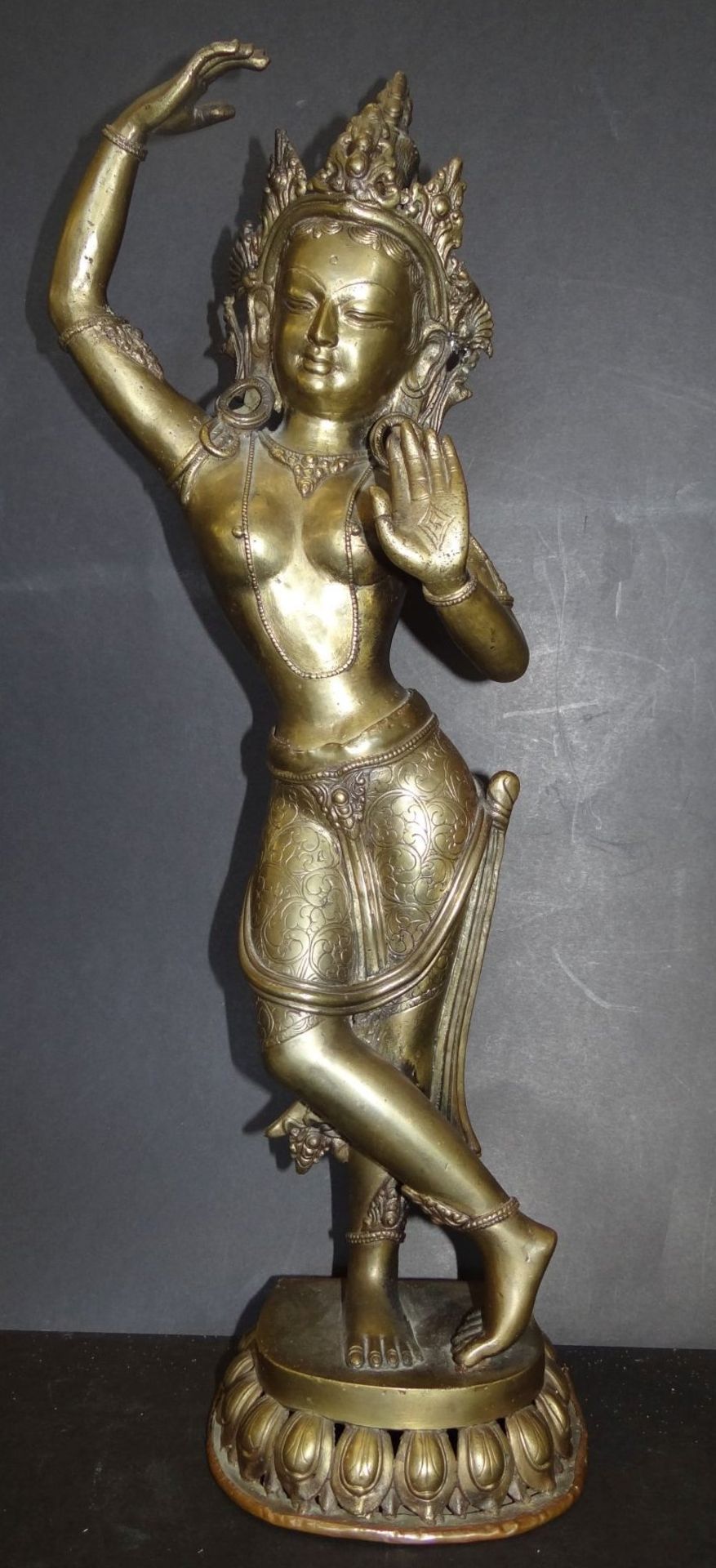 Bronze-Tempeltänzerin, wohl Thailand, H-52 cm, eine Spitze an Kopfschmuck fehl - Bild 2 aus 7