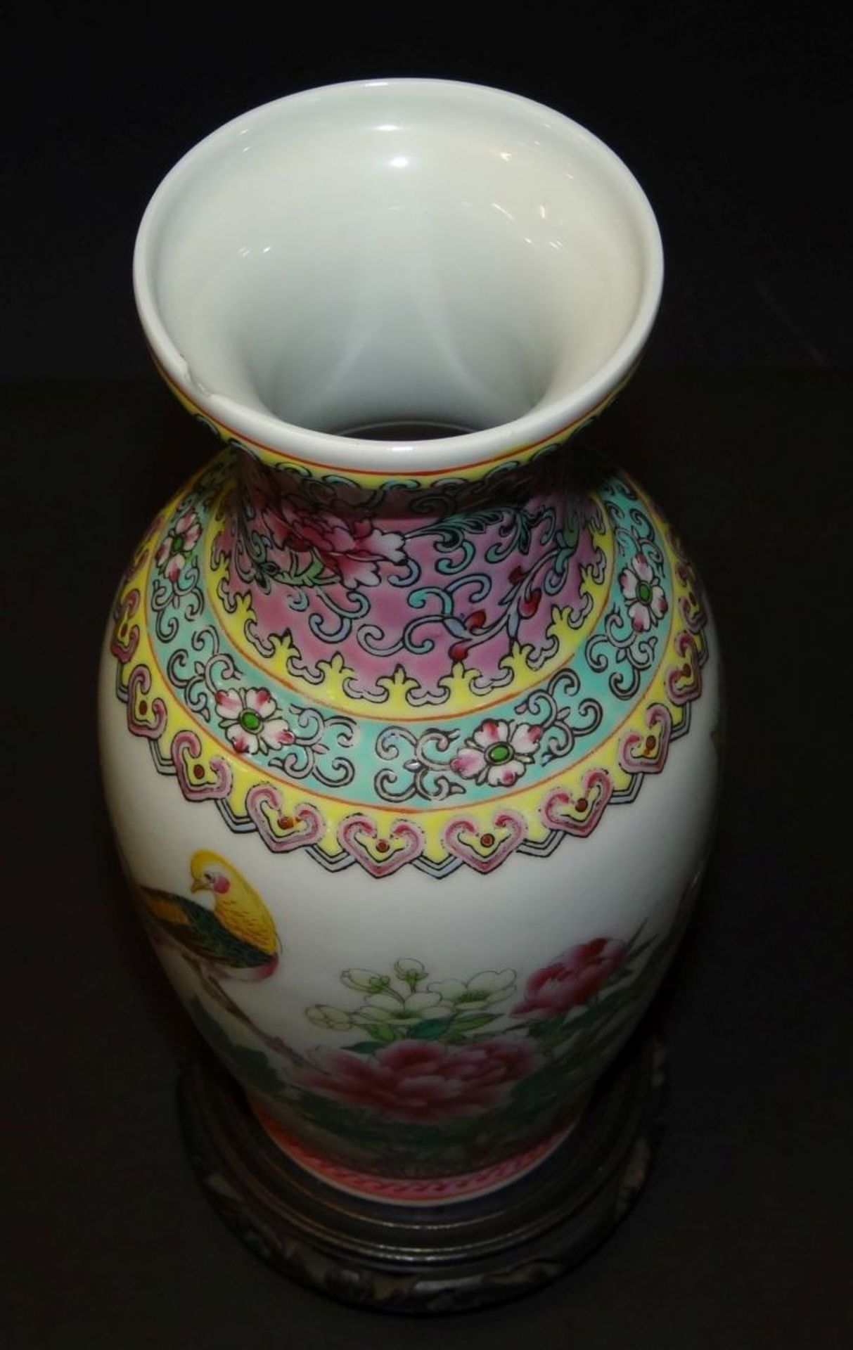 China-Vase auf Holzsockel, bemalt, Rand mit Chip, rote Vierfelder-Marke, H-23 cm - Bild 4 aus 6