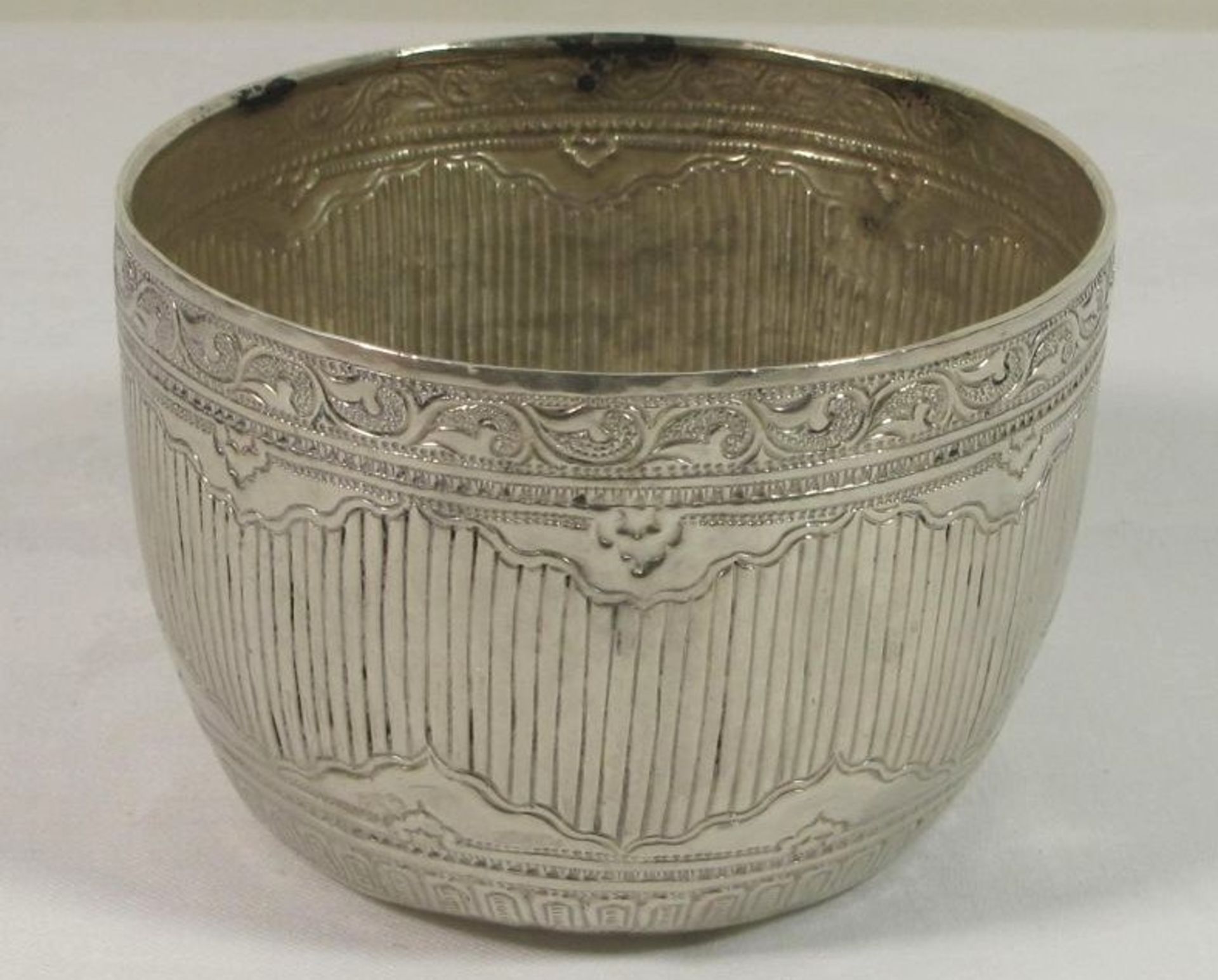 Schale, orientalisch, wohl um 1900, Silber geprüft, 164,8g, H-7,5cm D-10,5cm.
