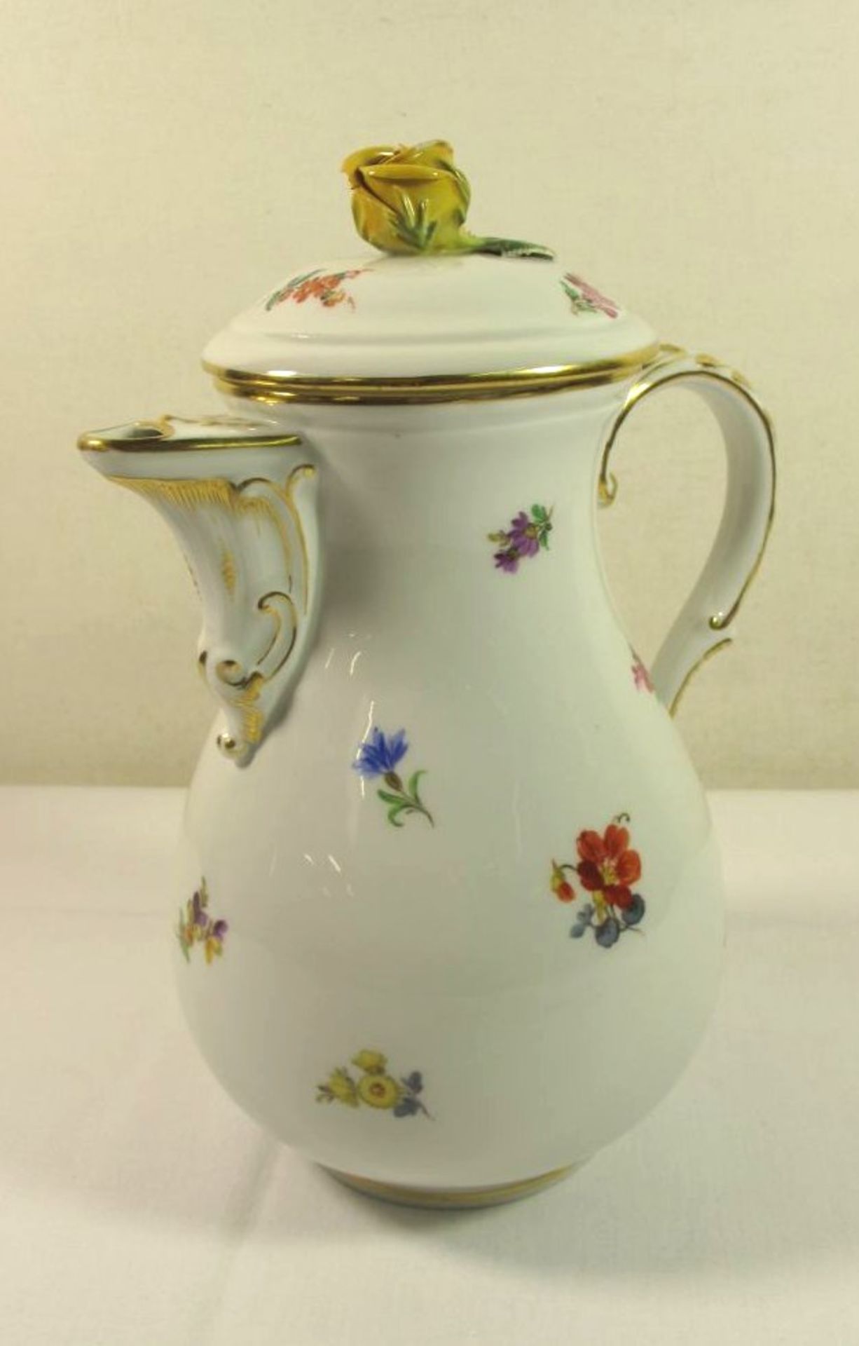 Kaffeekanne "Meissen", Schwertermarke, 1. Wahl, Streublümchen, Deckelrose bestossen, H-23cm.