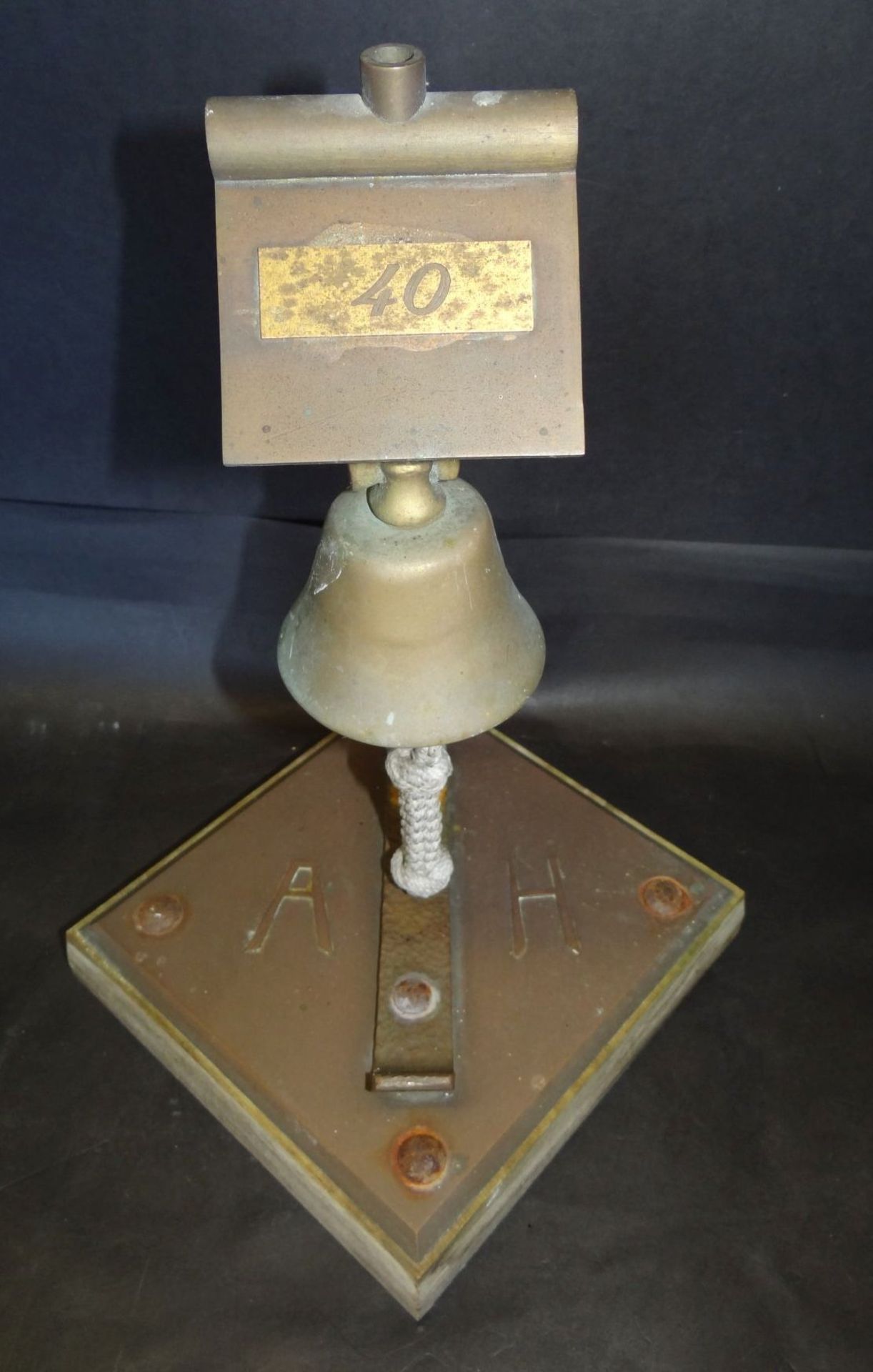 massive Tischglocke, Bronze/Eisen auf Holzplatte, H-32 cm, 19x19 cm, Monogramm AH - Bild 2 aus 4