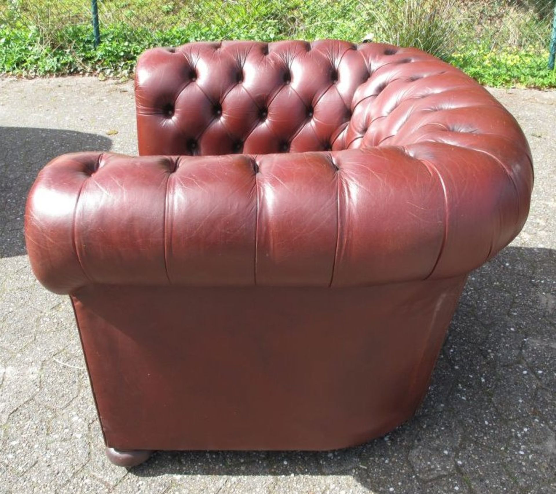 Chesterfield-Sessel, rotbraunes Leder, dieses mit Gebrauchsspuren (1x gr.Kratzer), H-72cm Sh-47cm - Bild 2 aus 7