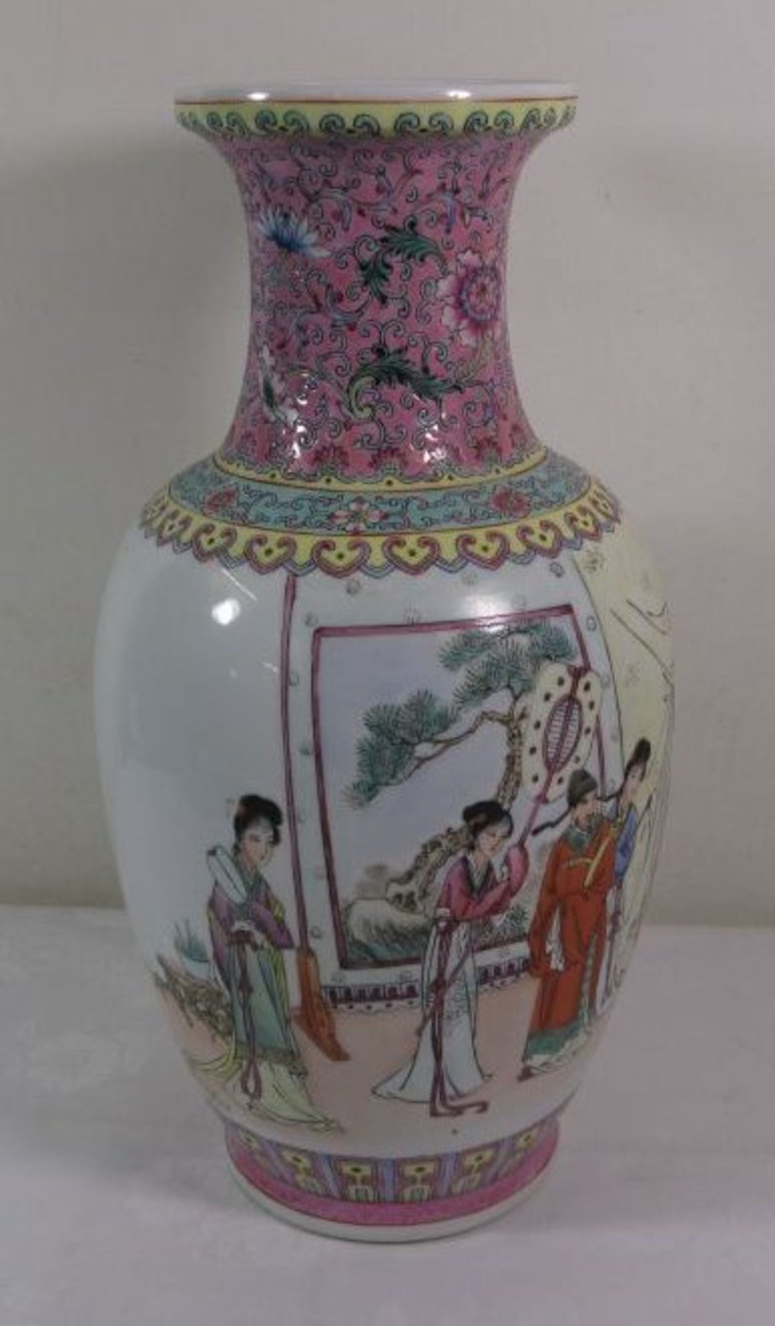 hohe Vase, China, Personendekor und Schriftzeichen, gemarkt, H-35,5cm.