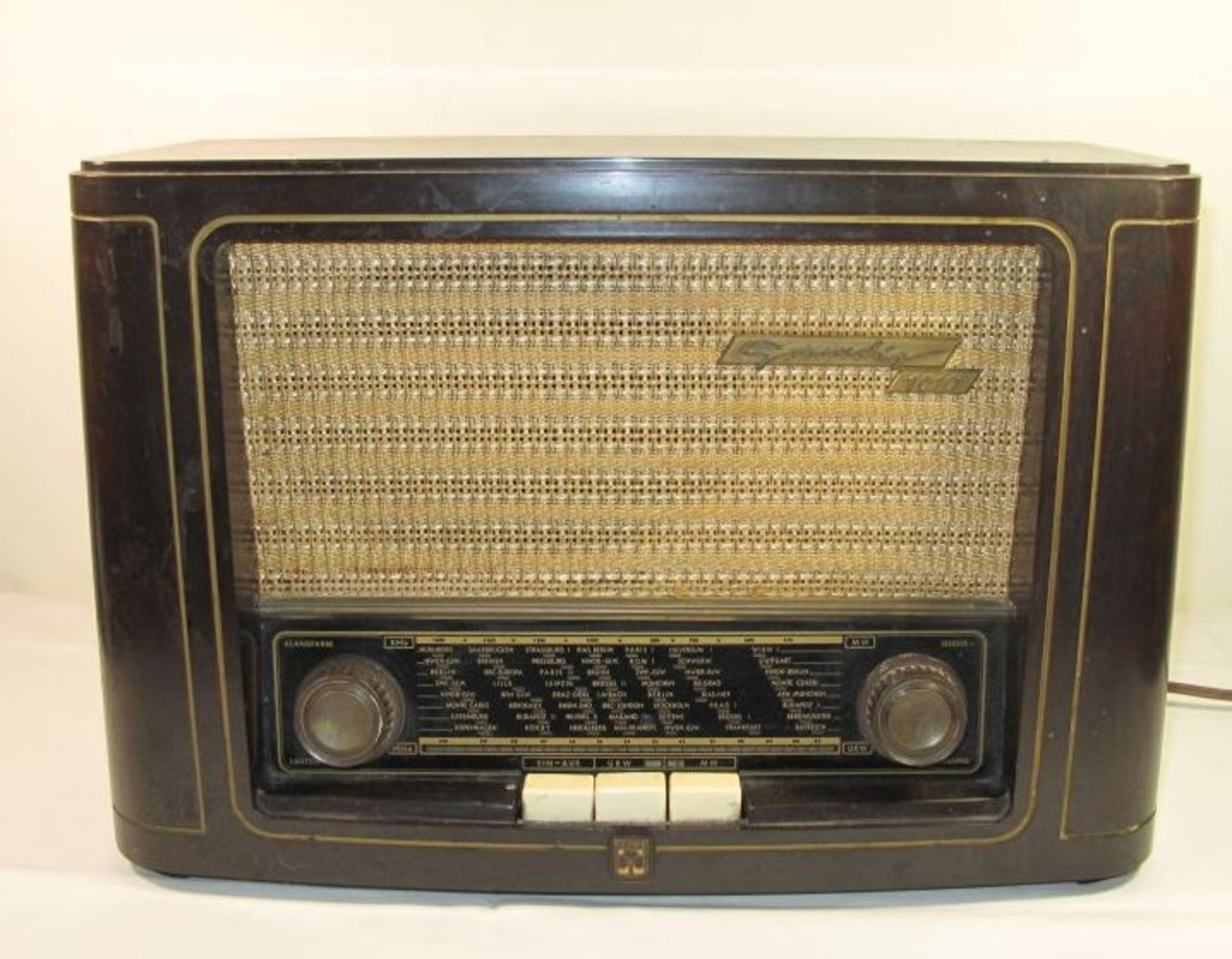 Röhrenradio "Grundig", Typ 1010, wohl defekt (Licht geht an), H-30cm B-44cm T-18cm.