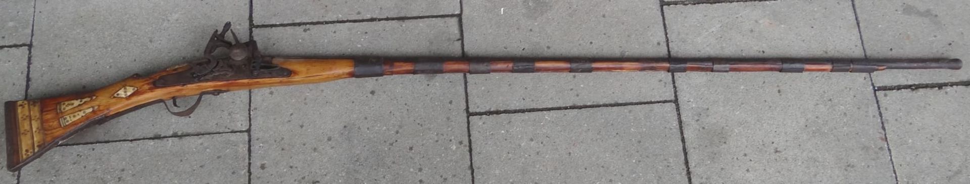 lange Steinschloss-Gewehr, Holzschaft mit Beineinlagen, wohl Nordafrika, 19.Jhd., L-160 cm