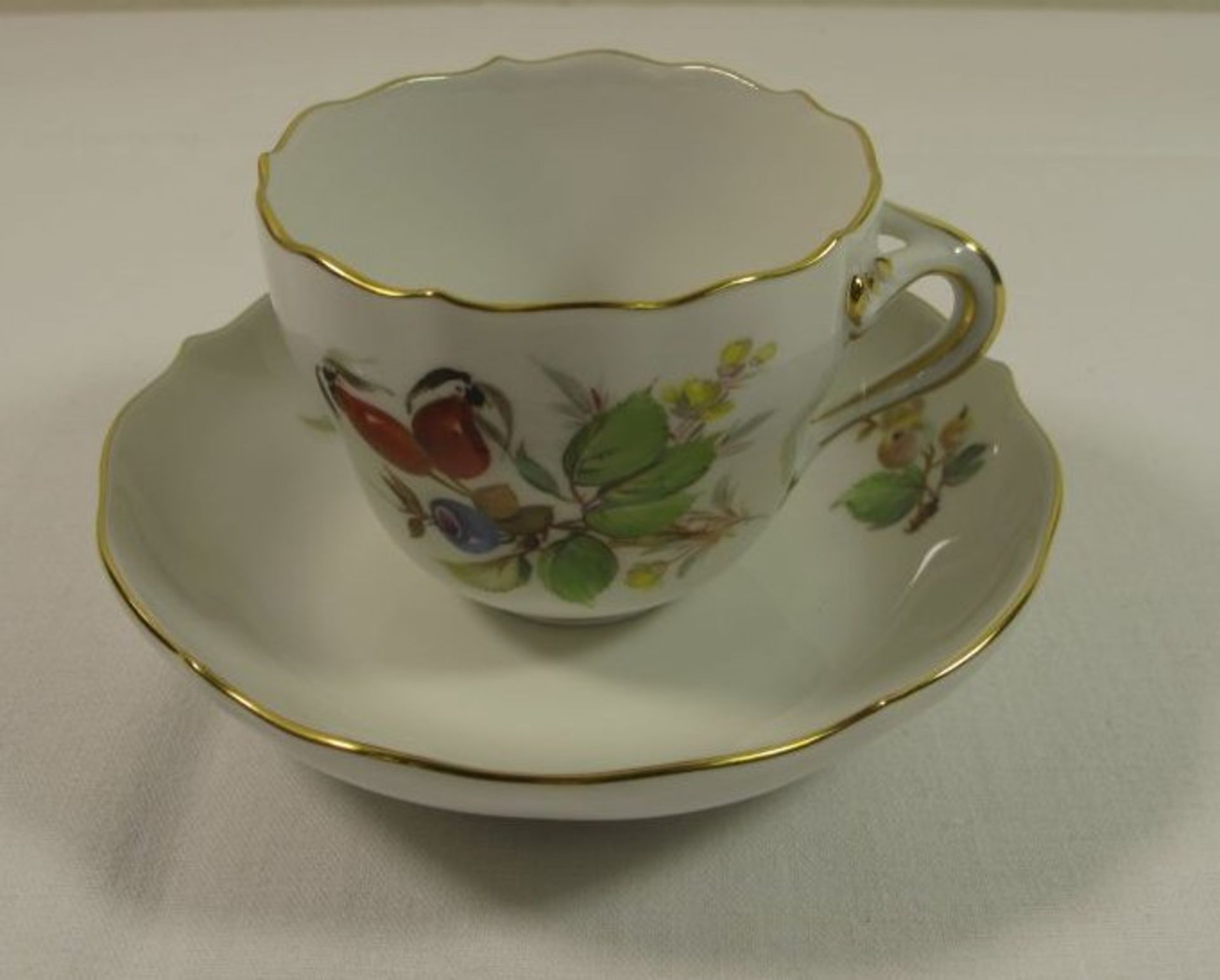 Moccatasse mit U.T., Meissen Schwertermarke, 1. Wahl, Blumen-u. Früchtebemalung, Tasse H-5cm