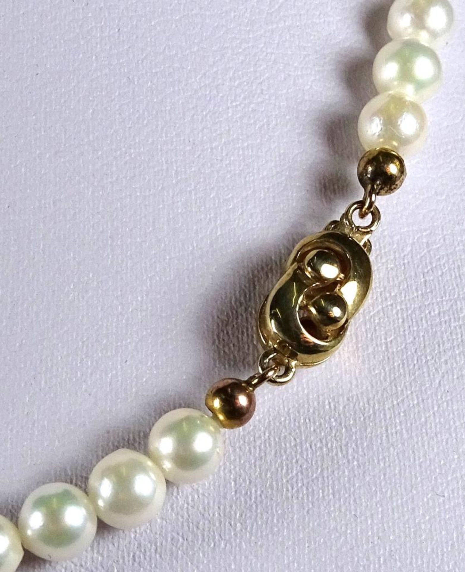 Perlen Halskette mit Goldschliesse 585/000, L-38cm, Perlen d-4,9-5,4mm,Neu und ungetragen aus - Bild 3 aus 3