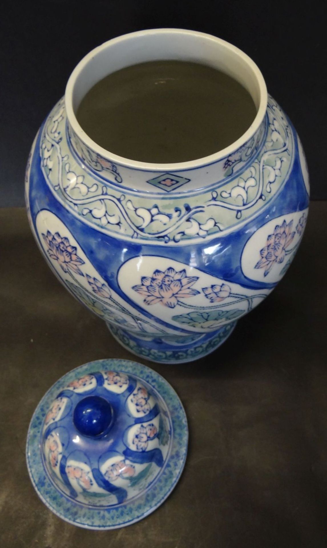 gr. Deckelvase, China, handgemalt, H-35 cm - Bild 4 aus 5
