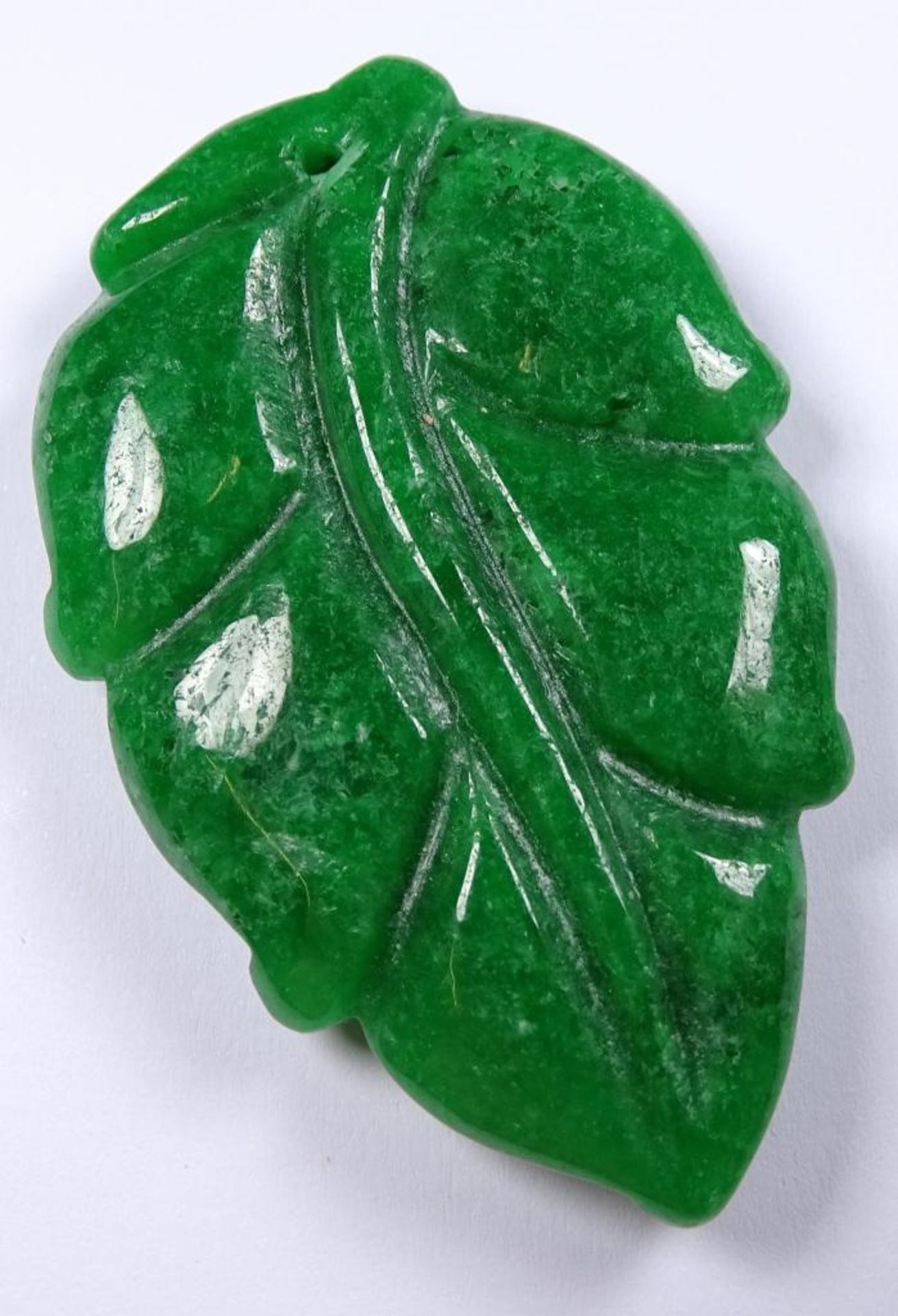 Jade-Anhänger Blatt, aus grüner Jade, 5,30 x 3,40 cm, 25,80g - Bild 2 aus 2