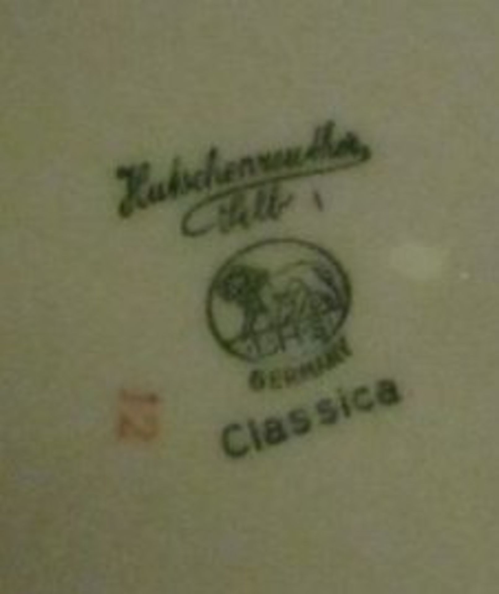 gr. Service "Hutschenreuther" Classica, Goldrand, Kaffeekanne (Deckel innen bestossen), 2x Milch und - Bild 2 aus 2