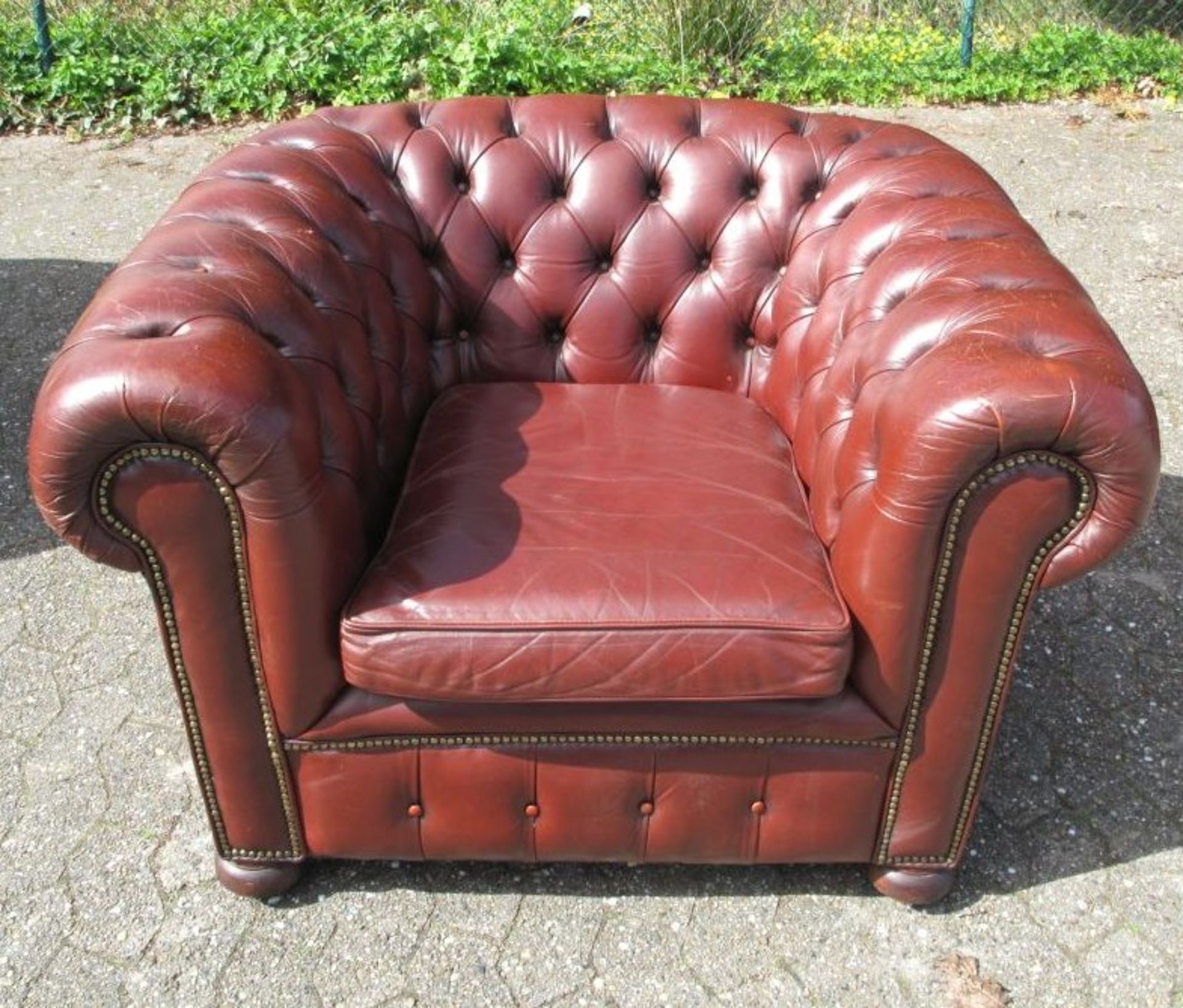 Chesterfield-Sessel, rotbraunes Leder, dieses mit Gebrauchsspuren (1x gr.Kratzer), H-72cm Sh-47cm