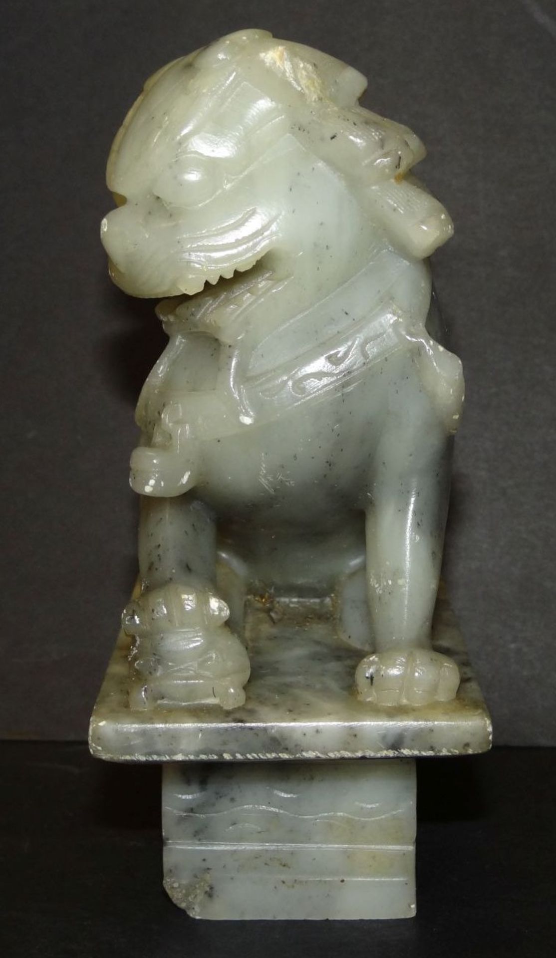 Speckstein-Schnitzerei, Fo-Hund auf Sockel, kl. Abplatzer etc., H-14,5 cm, China - Bild 2 aus 6
