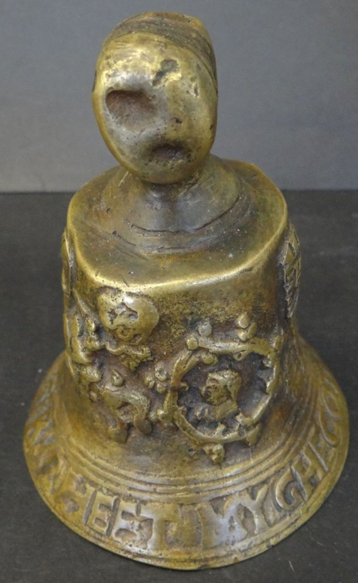 kl. Bronze-Glocke, dat. 1570 ?, H-9,5 cm - Bild 3 aus 5