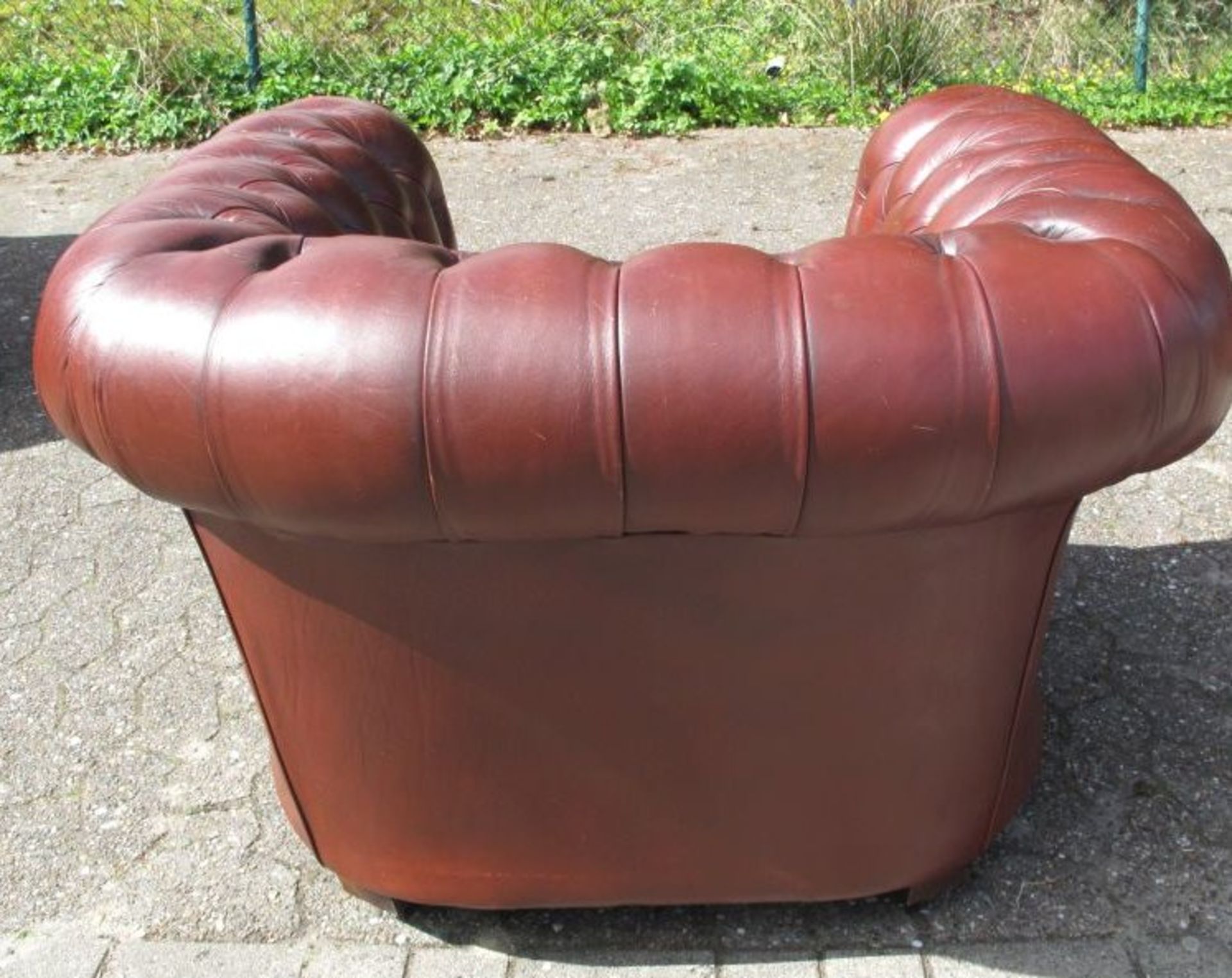 Chesterfield-Sessel, rotbraunes Leder, dieses mit Gebrauchsspuren (1x gr.Kratzer), H-72cm Sh-47cm - Bild 3 aus 7