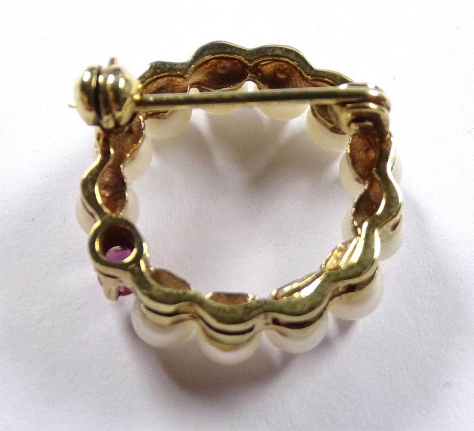 Zuchtperlen Goldbrosche 585/000, mit Rubin,ges d-20mm, Perlen d-3,8mm, 4,1gr.Neu und ungetragen - Bild 3 aus 3