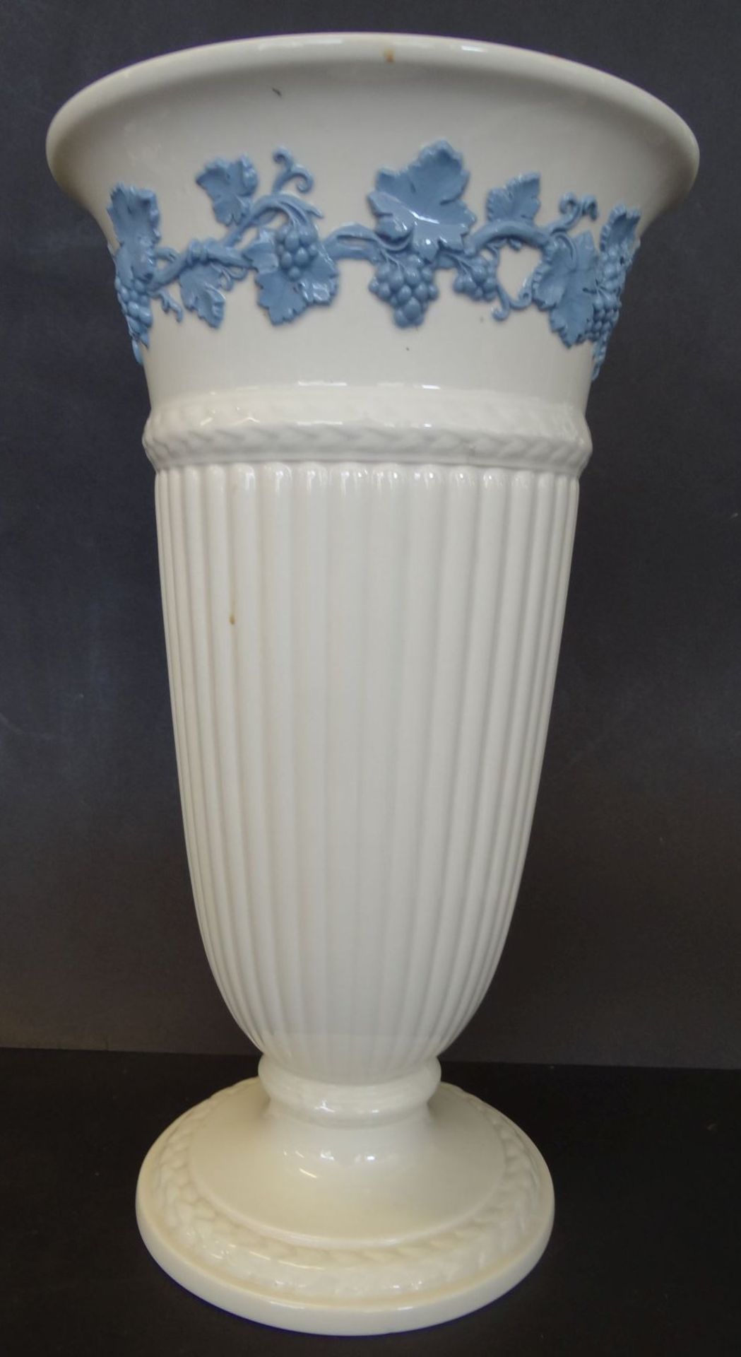 hohe Vase auf Stand "Wedgwood", H-33 cm, D-19 cm - Bild 2 aus 5