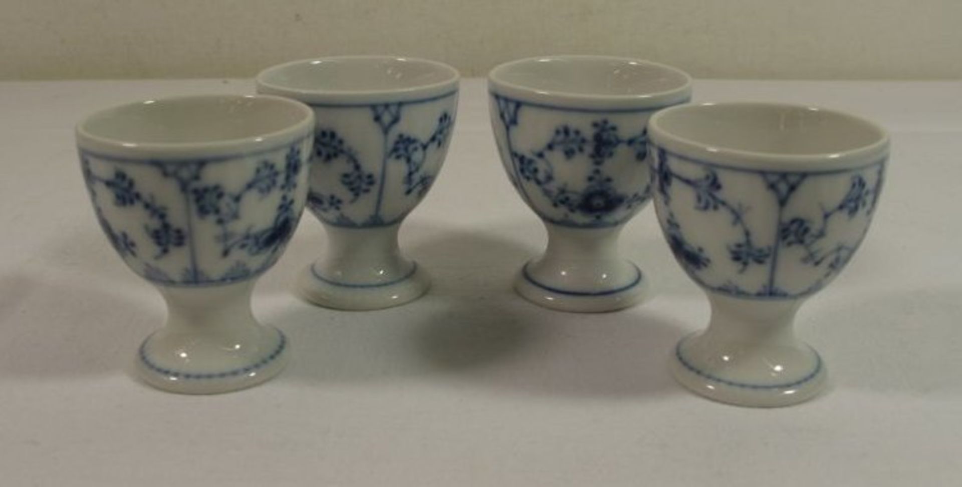 4x Eierbecher, Royal Copenhagen, handbemalt, Musselmalet, gerippt, 1. W., H-5,5cm.