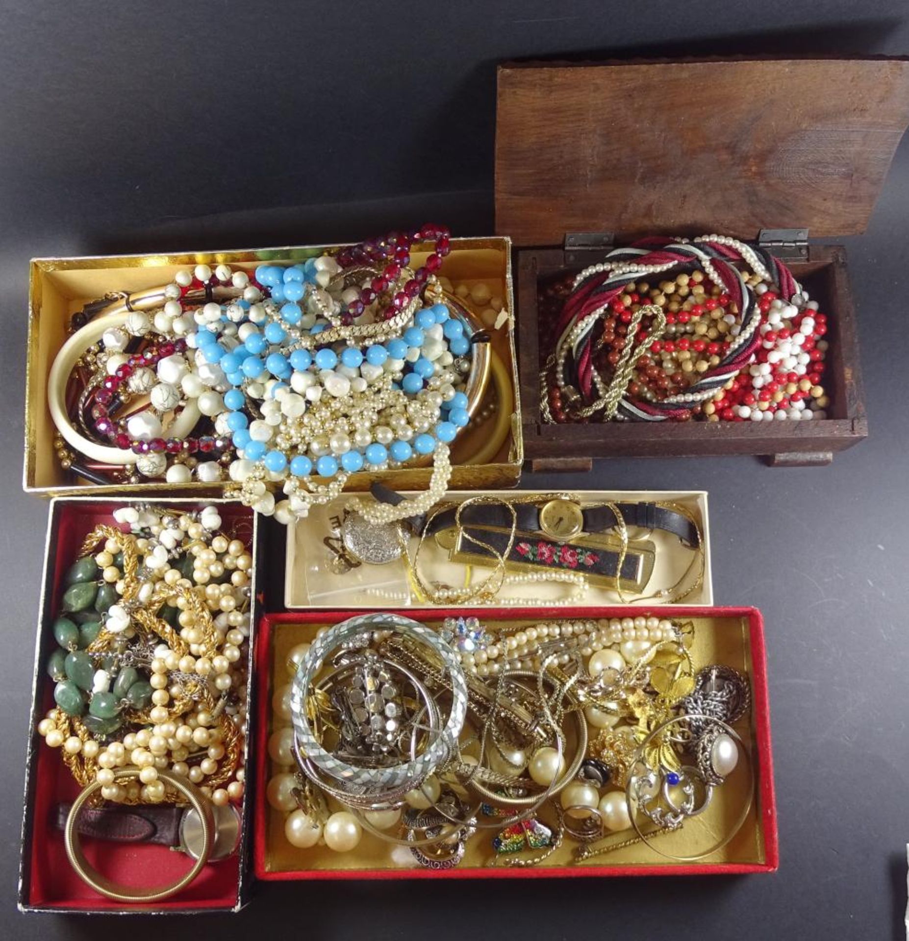 Großes Konvolut Modeschmuck,Ketten,Brosche,Anhänger,Ringe et