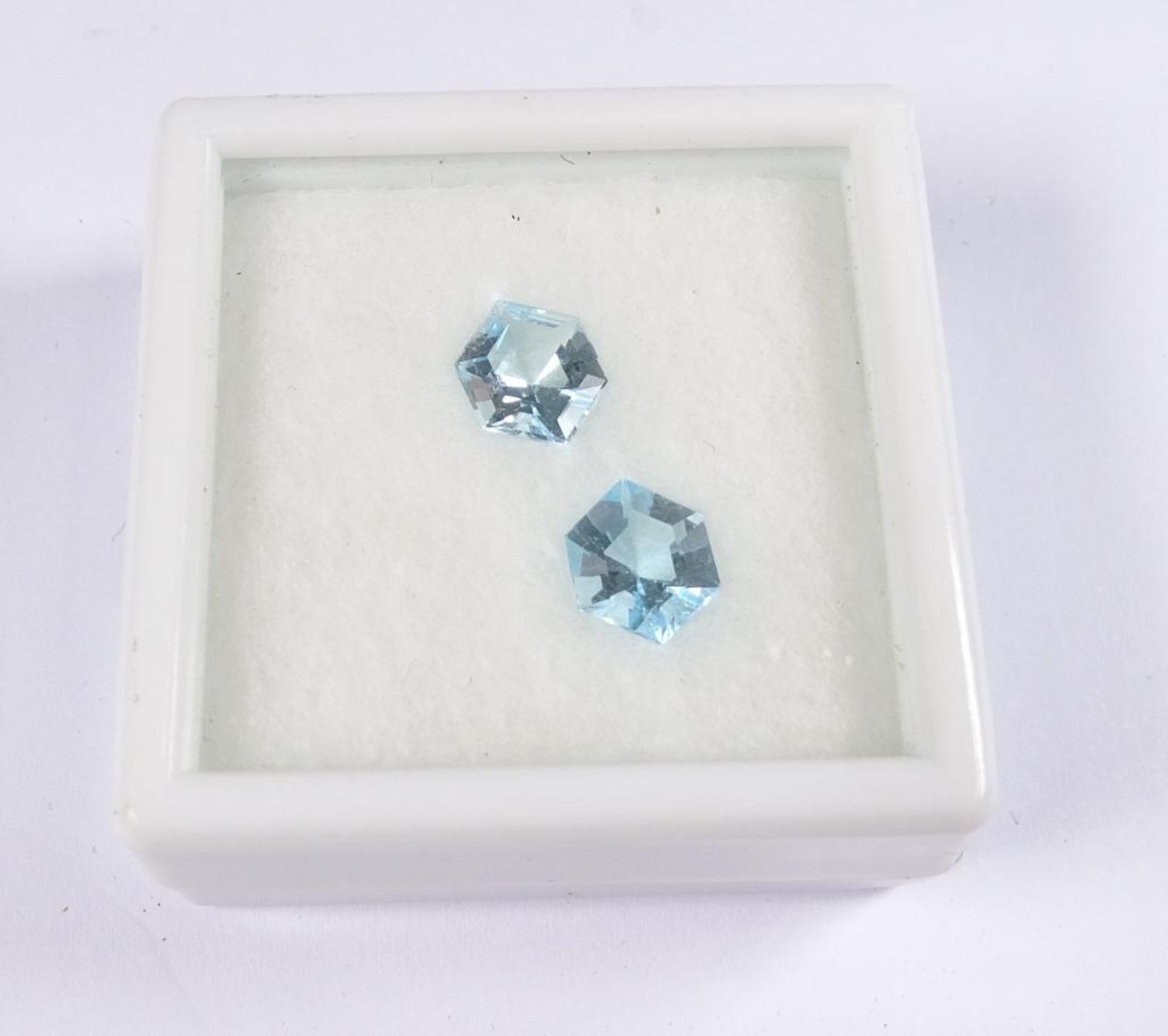 Zwei Aquamarine,facettiert,zus.0,69gr.,8x7mm