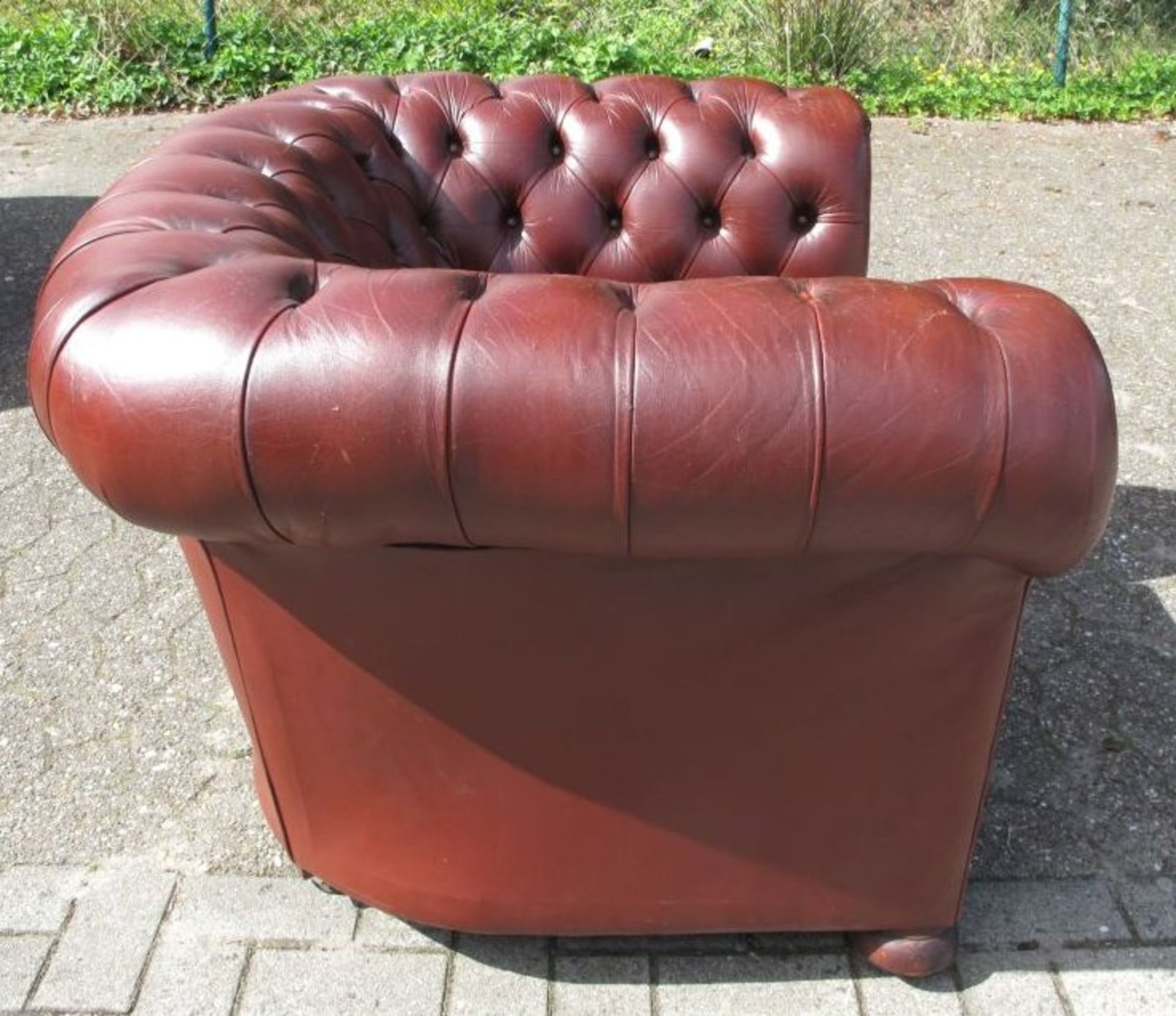 Chesterfield-Sessel, rotbraunes Leder, dieses mit Gebrauchsspuren (1x gr.Kratzer), H-72cm Sh-47cm - Bild 4 aus 7