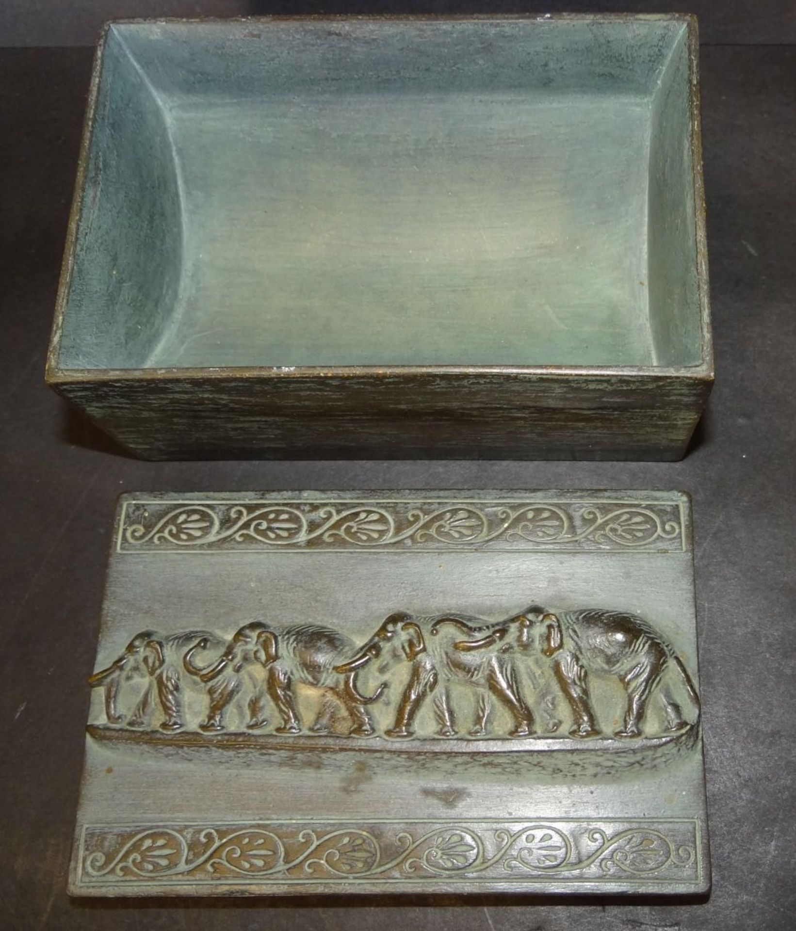 Deckeldose aus Stein?, Deckel mit Elefanten, H-6 cm, 12x8 cm - Bild 2 aus 4