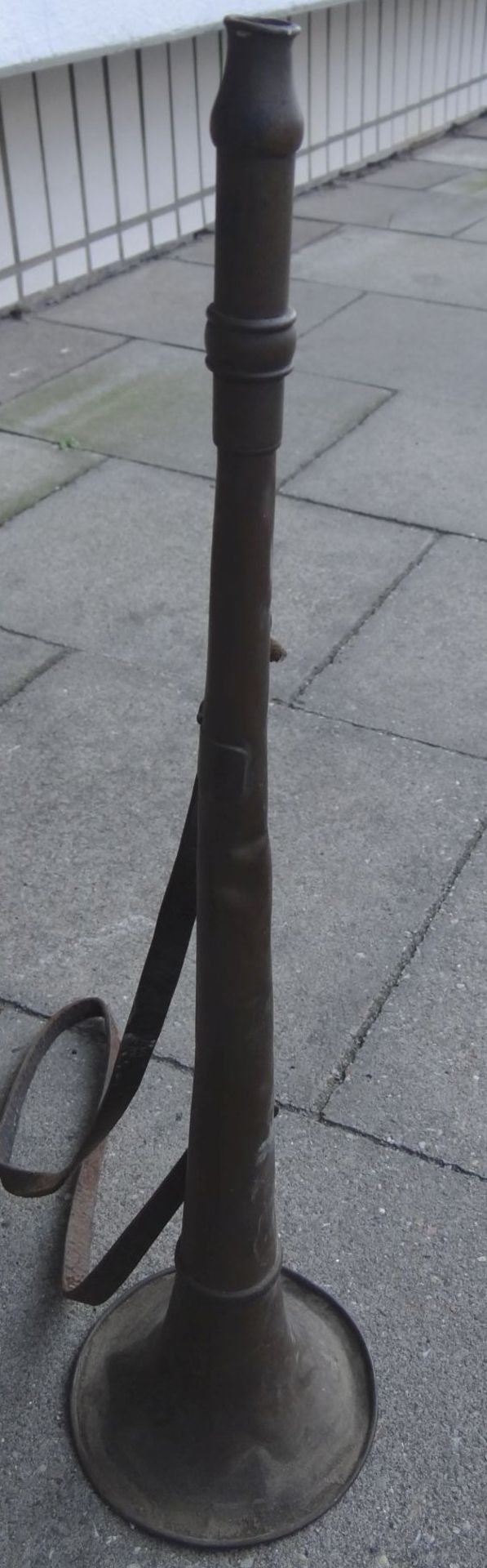 Kupfer Signalhorn mit Lederriemen, L-48 cm, Dellen etc - Bild 3 aus 3