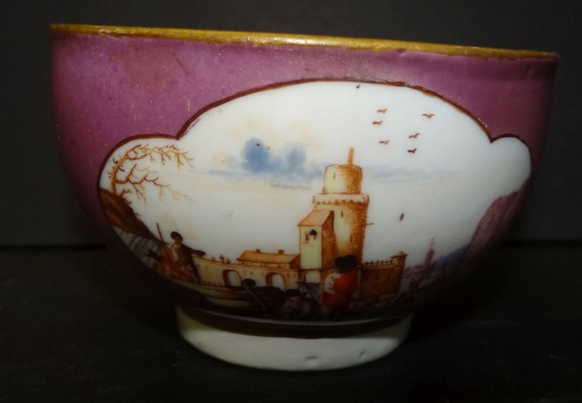 Koppchen, Meissen um 1740, bemalt mit Kauffahrteiszenen, Schwertermarke. H-4,5 cm, D-7 cm