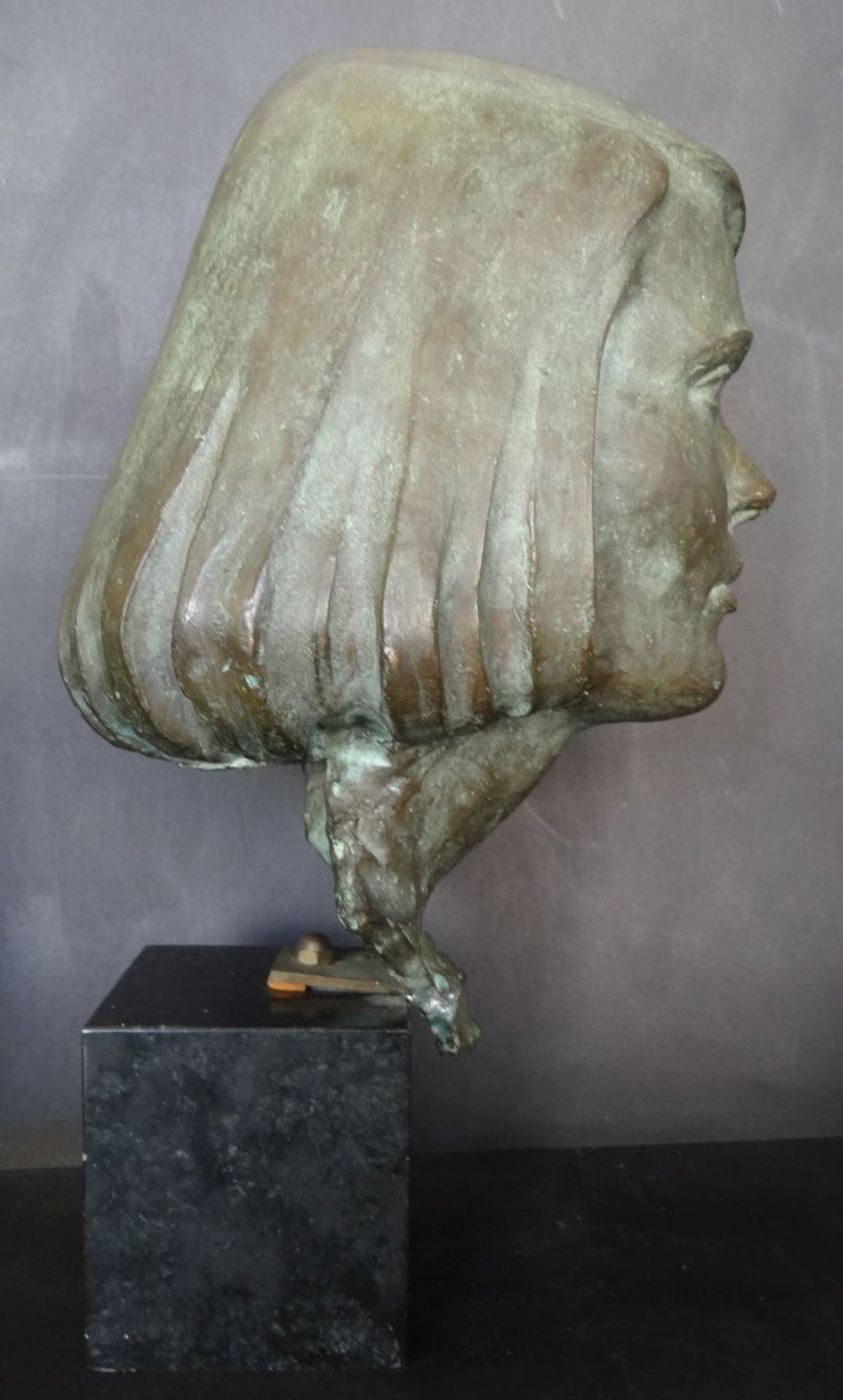 Chretin (oder ähnlich?) "Frauenkopf" Bronze auf kl. Marmorsockel, signiert, seitl. undeutlicher - Bild 6 aus 7