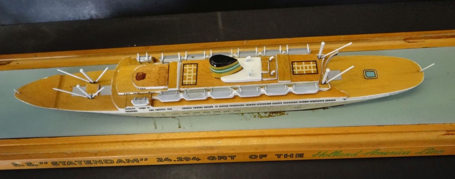 kl. Schiffsmodell der S.S. Statendam in Glaskasten, H-11 cm, L-33 cm, Glas mit Wachsresten - Bild 4 aus 4