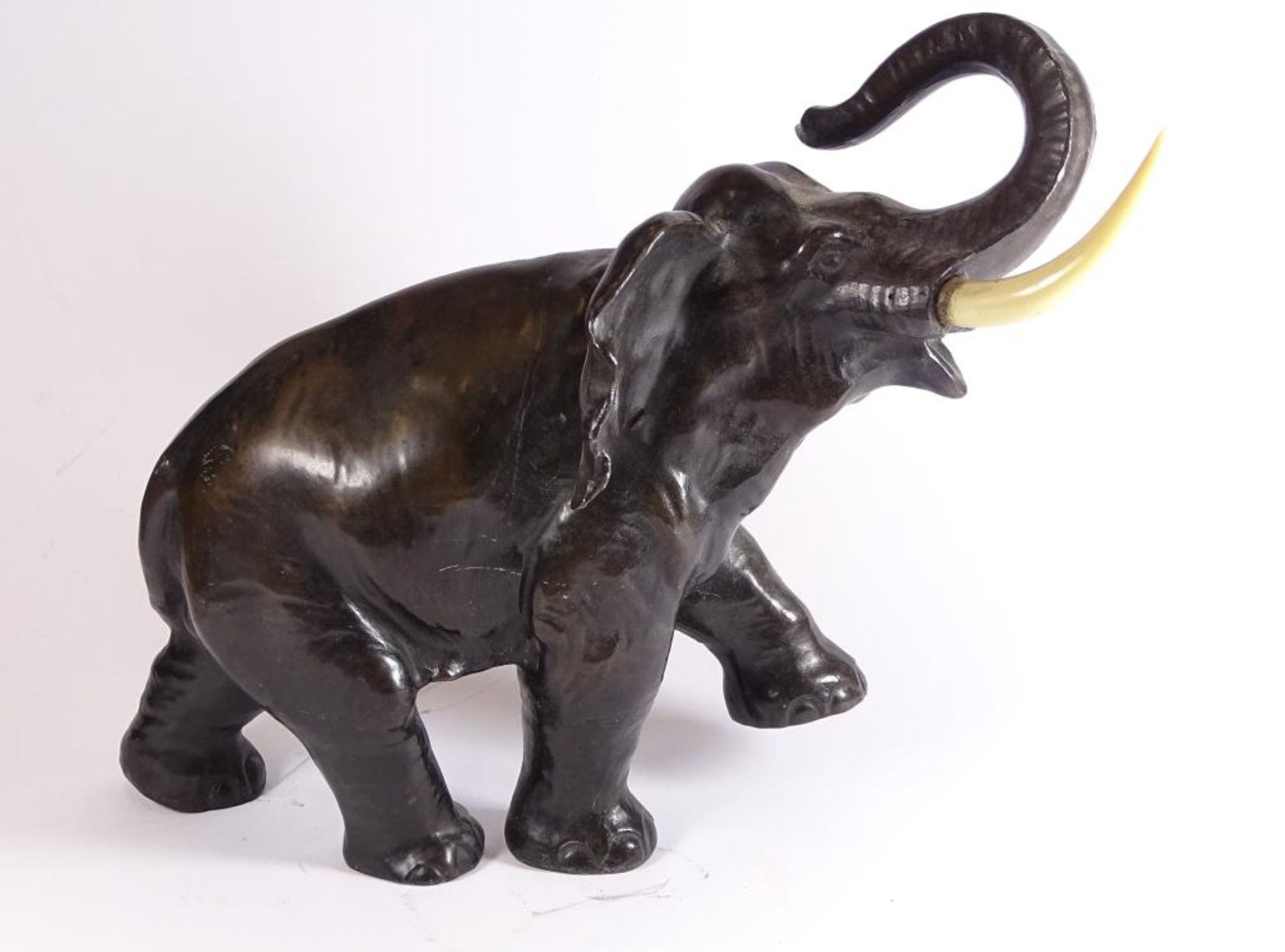 Bronze "Elefant" mit erhobenen Rüssel, ein Stosszahn fehlt, H-19 cm, L-26 c