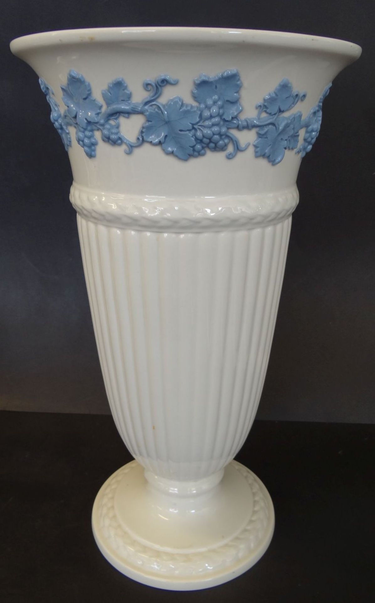 hohe Vase auf Stand "Wedgwood", H-33 cm, D-19 cm - Bild 4 aus 5