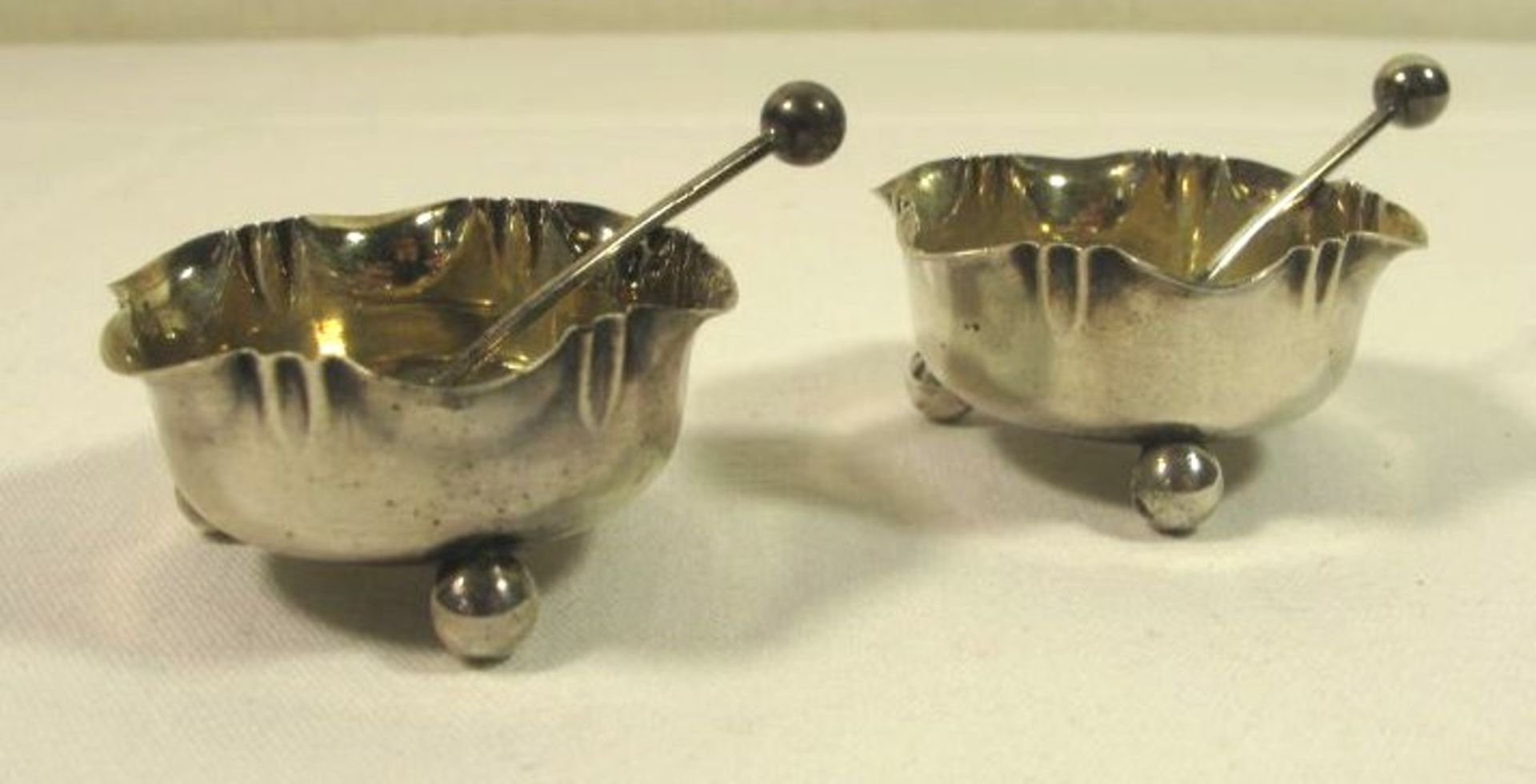 2x Gewürzschälchen mit Löffel, Birmingham, um 1890, Silber, zus. 26,8g, je ca. 2cm D-4,5c