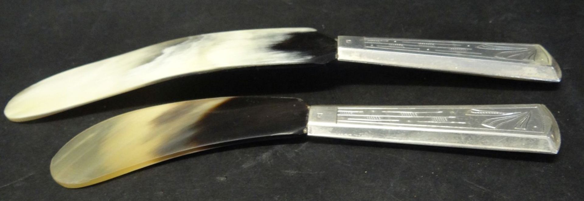 Butter-und Käsemesser, Silbergriffe-835-, Klingen aus Horn, L-16 und 13 cm, 1x etwas verboge - Bild 3 aus 4