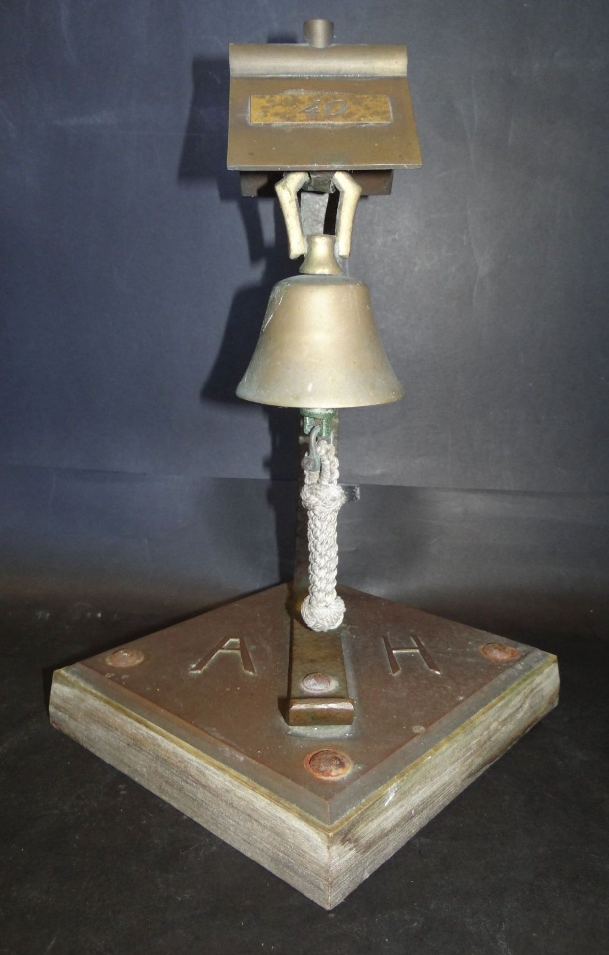 massive Tischglocke, Bronze/Eisen auf Holzplatte, H-32 cm, 19x19 cm, Monogramm AH