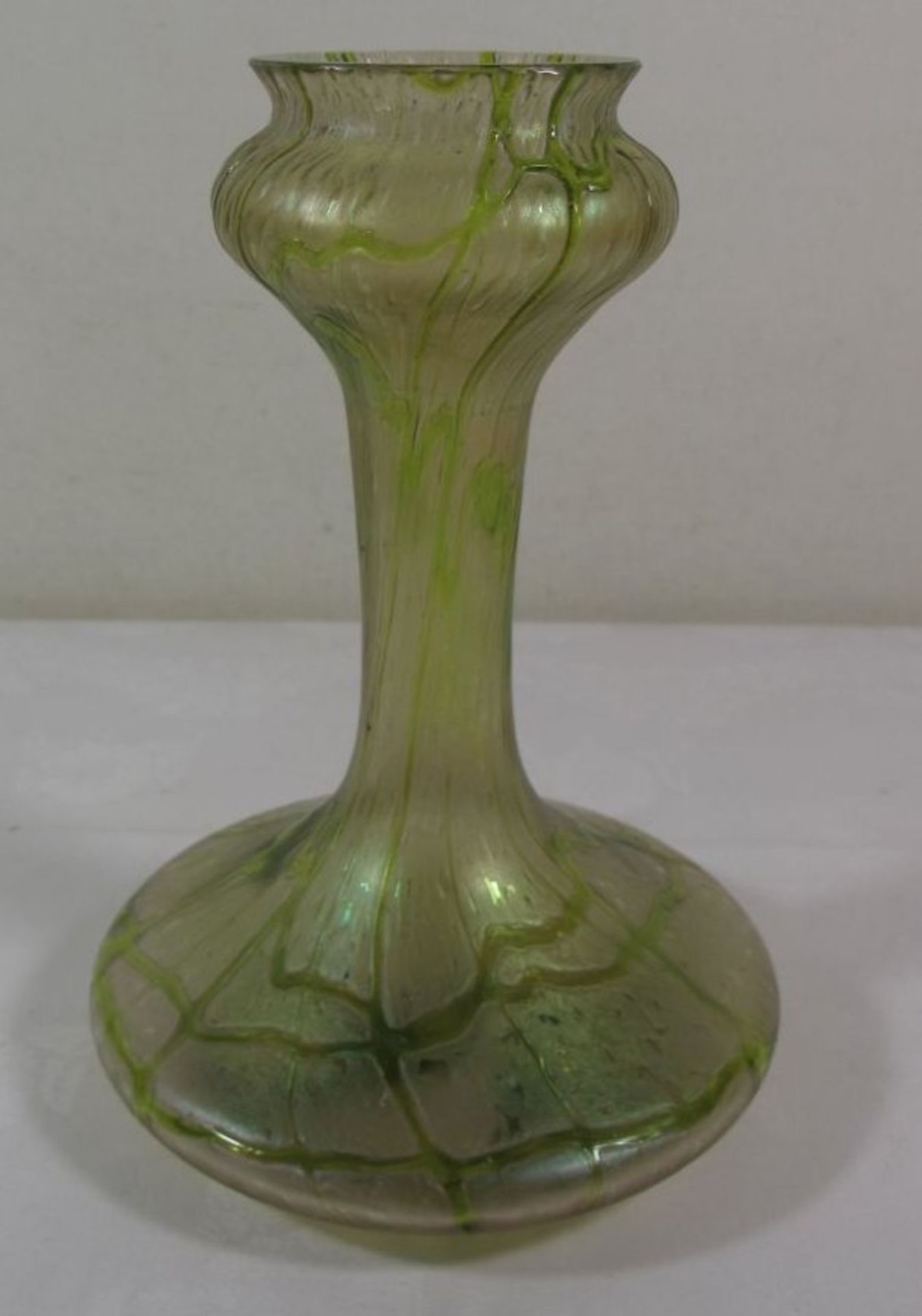 schöne hohe Vase, wohl Lötz um 1910/20, grünes geädertes Glas, leicht lüstrierend, H-2