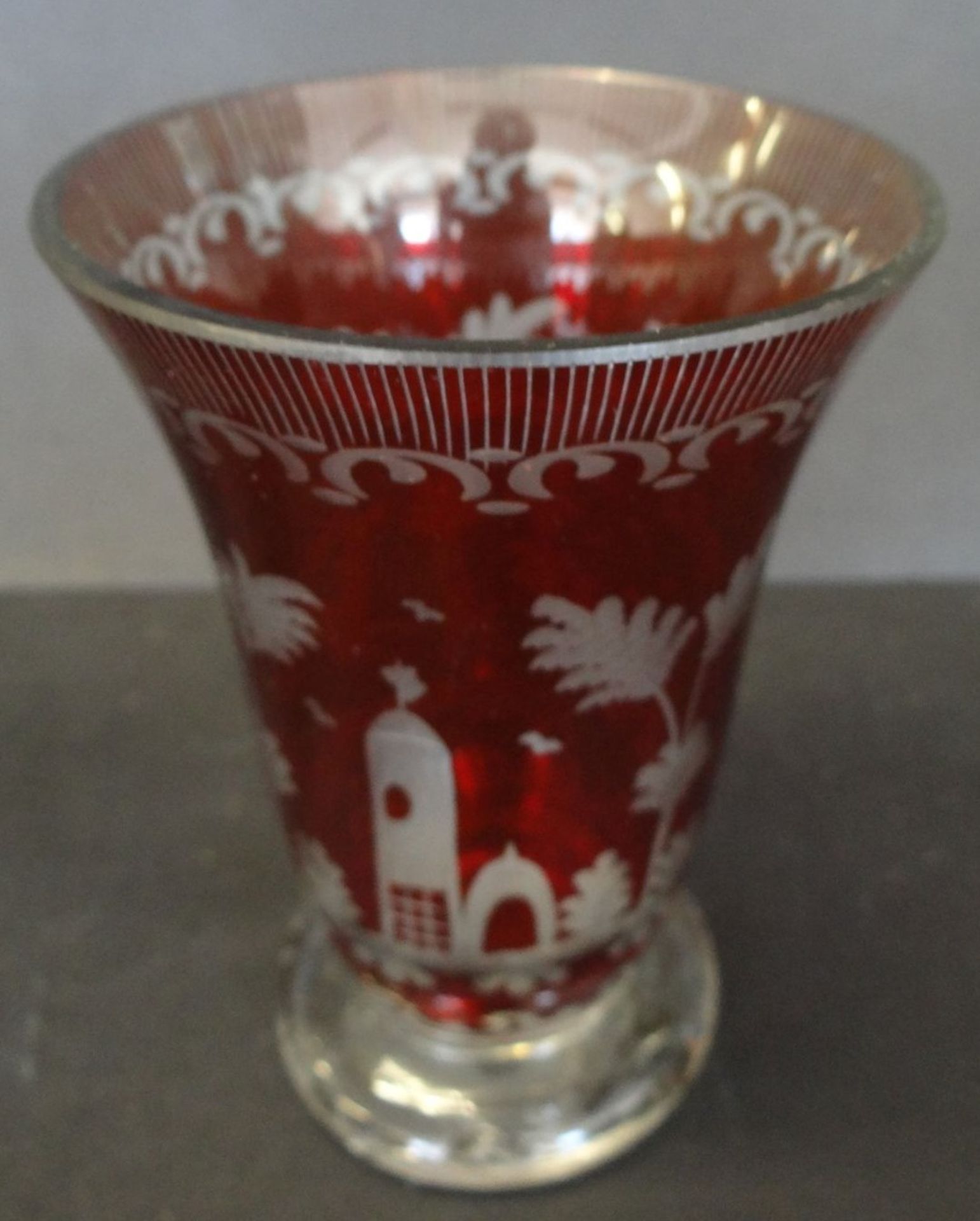 böhmische Rubinglas-Vase mit Barockschliff, H-12,5 c - Bild 3 aus 4