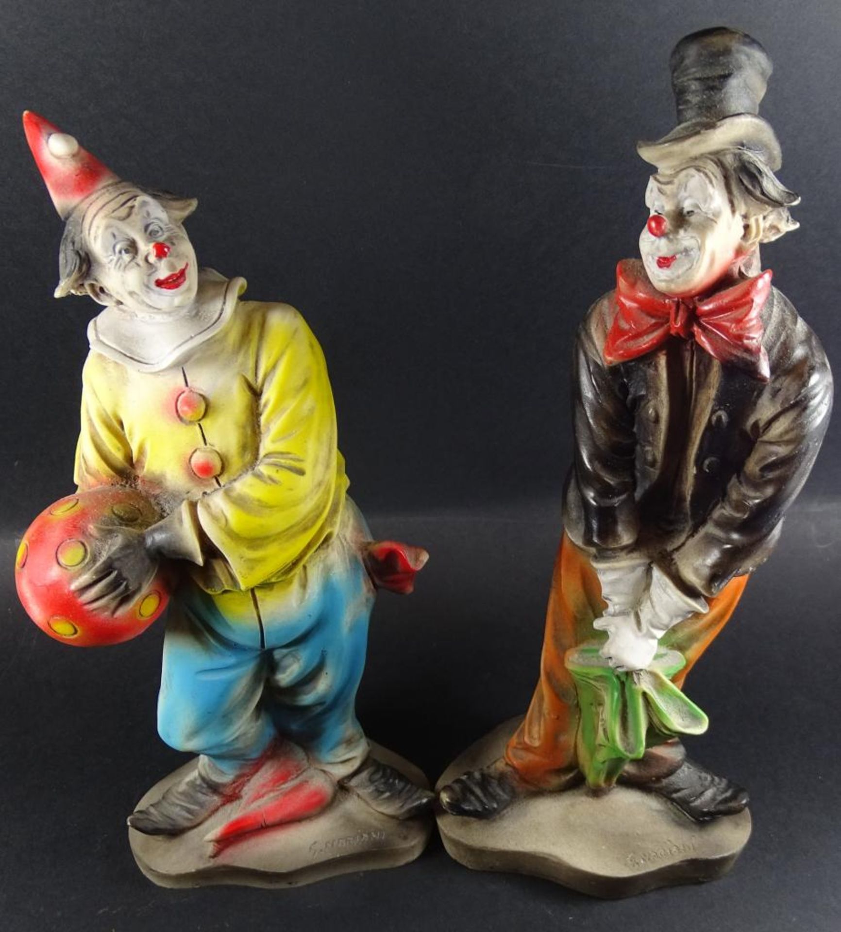 Zwei Clowns,wohl Kunstmasse,bemalt,signiert,H- 23cm - Bild 2 aus 4