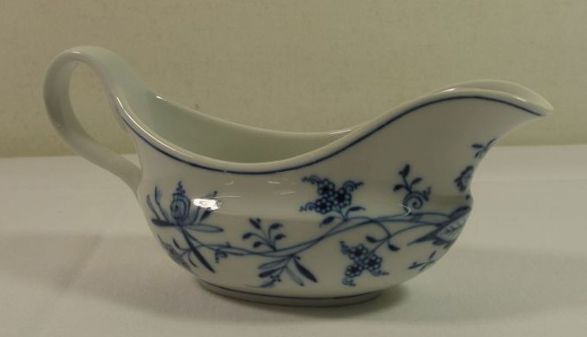 kl. Sauciere, Meissen Schwertermarke, 1. Wahl, Zwiebelmuster, H-8,5cm L-19cm.