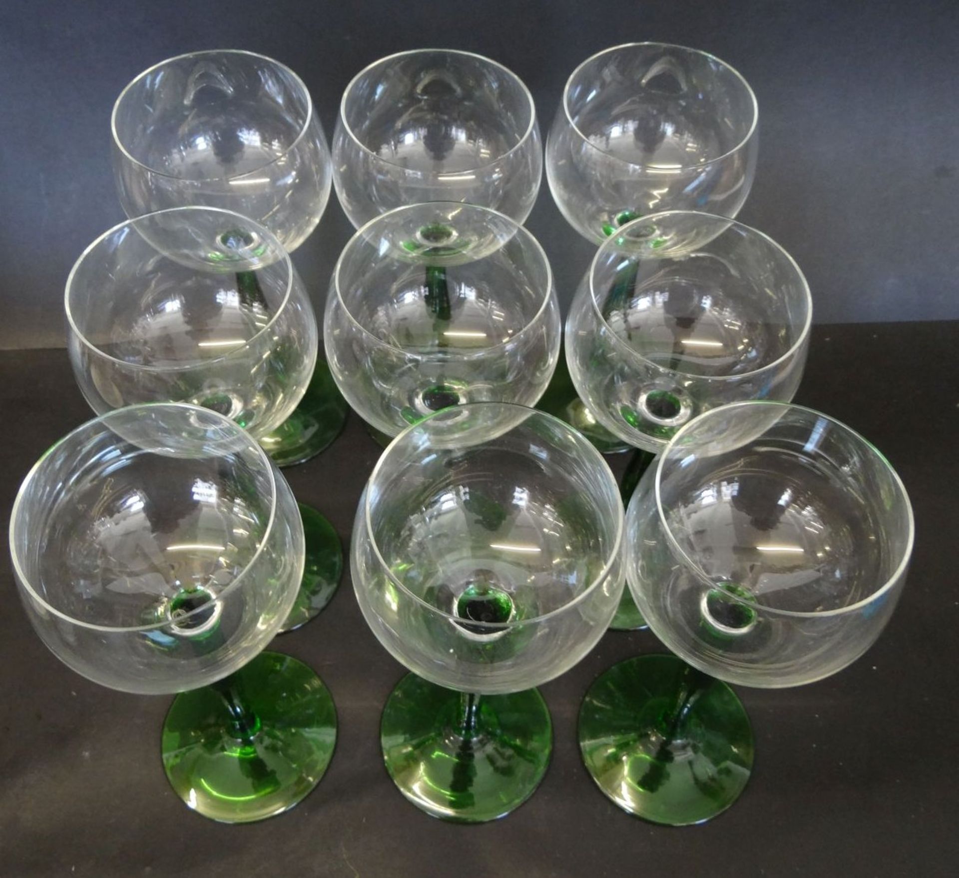 9 Weingläser mit grünen Stiel, H-17 cm, 1x minimaler Chip am Ra - Bild 2 aus 4