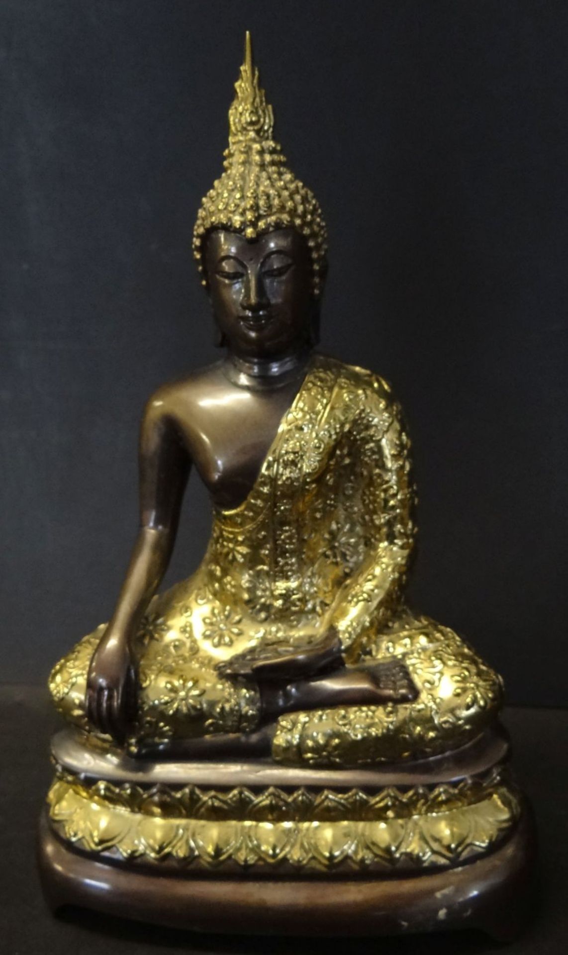 Bronze-Buddha, tw. feuervergoldet, H-21,5 cm - Bild 2 aus 4