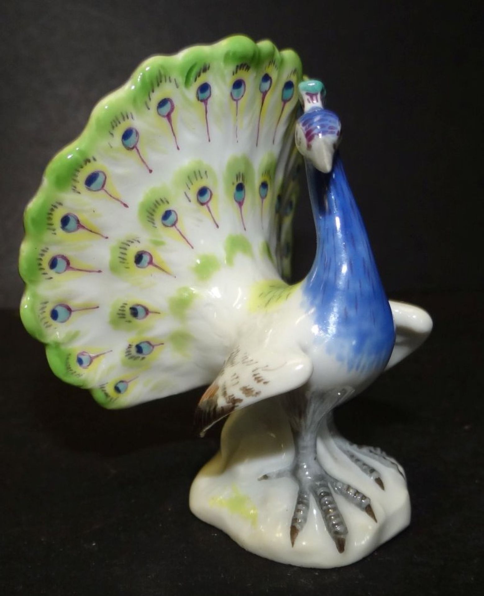 kl. Pfau "Meissen" bemalt, Schwertermarke um 1925, 1.Wahl, H-5,5 cm