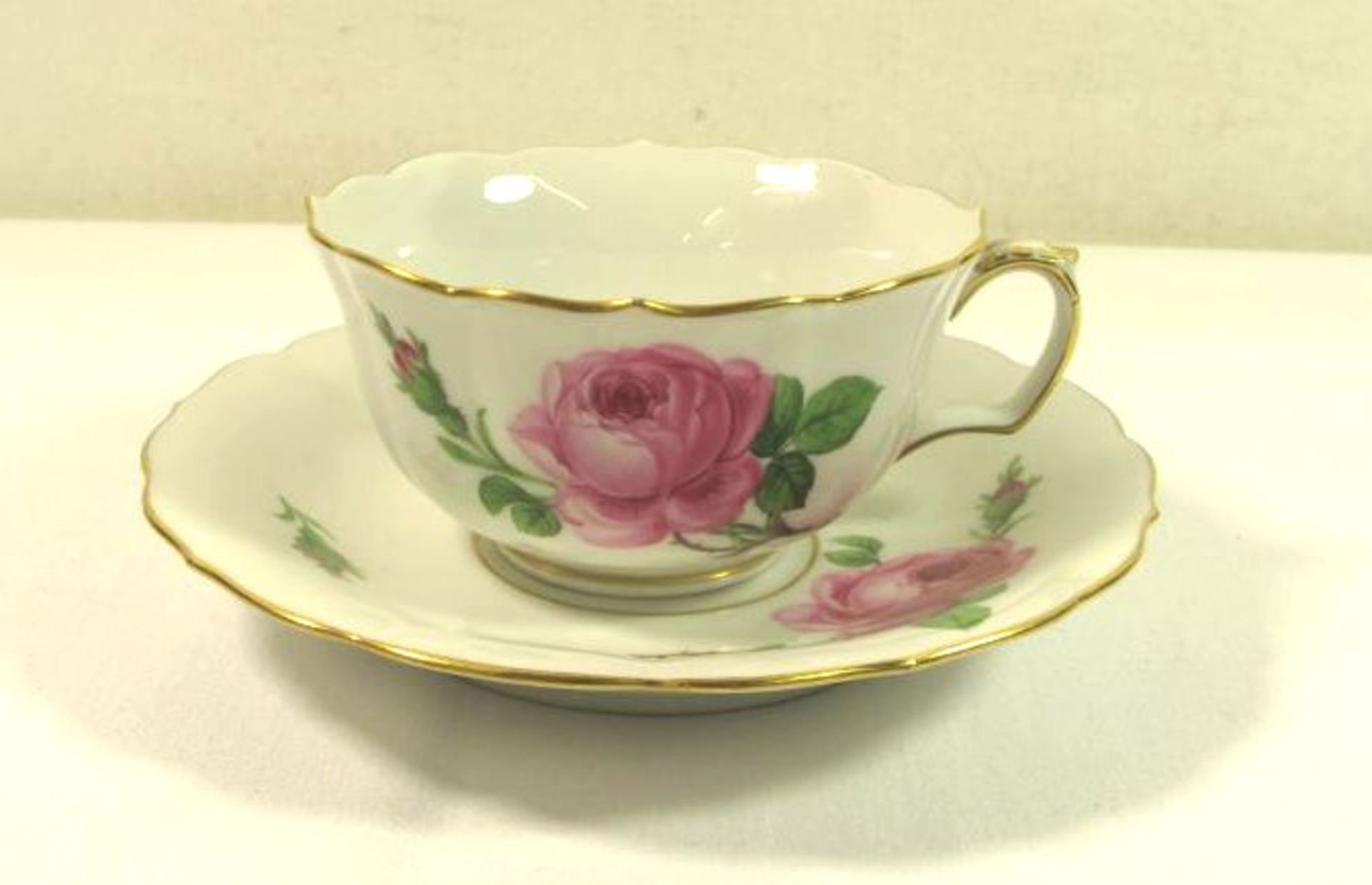 Teetasse mit U.T., Meissen Schwertermarke, 1. Wahl, rote Rose, Tasse H-5cm.